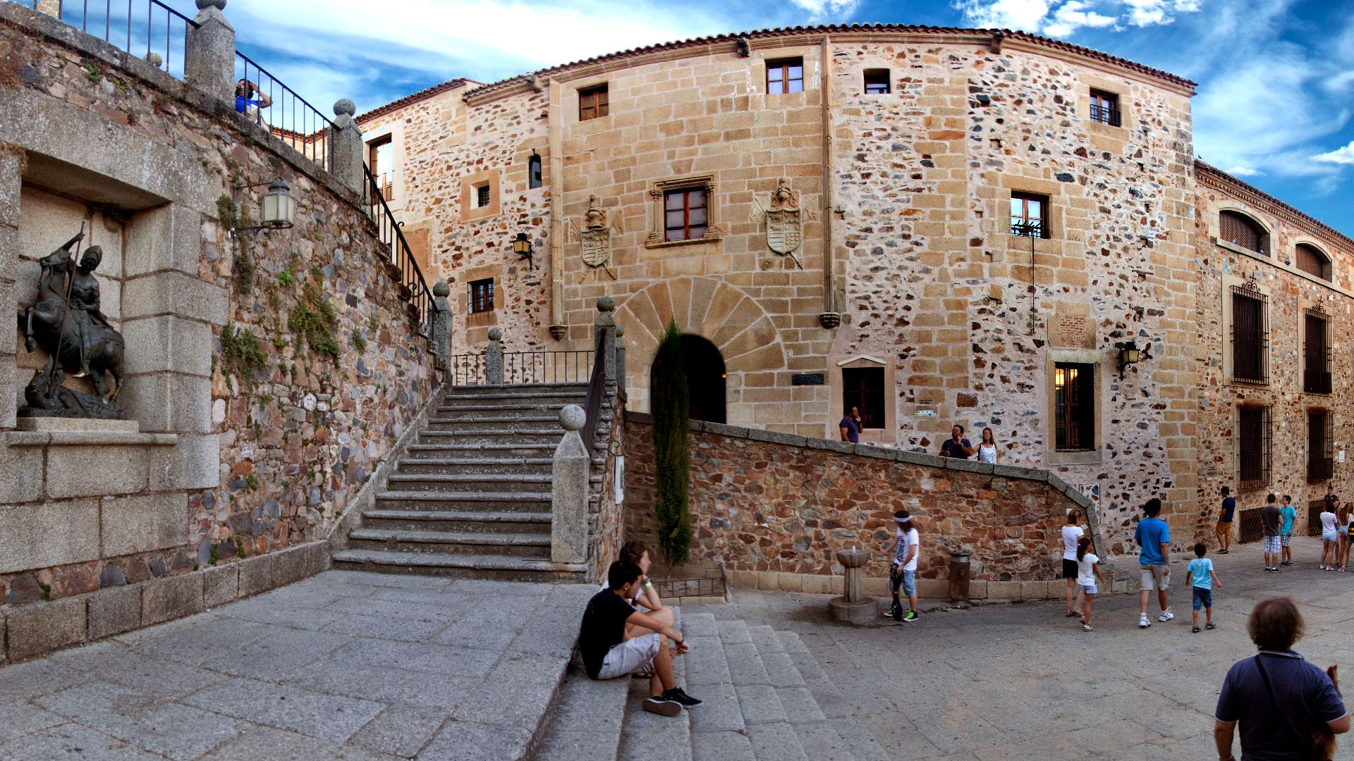 File:Exterior Fundación Mercedes Calles y Carlos Ballestero en Cáceres.jpg