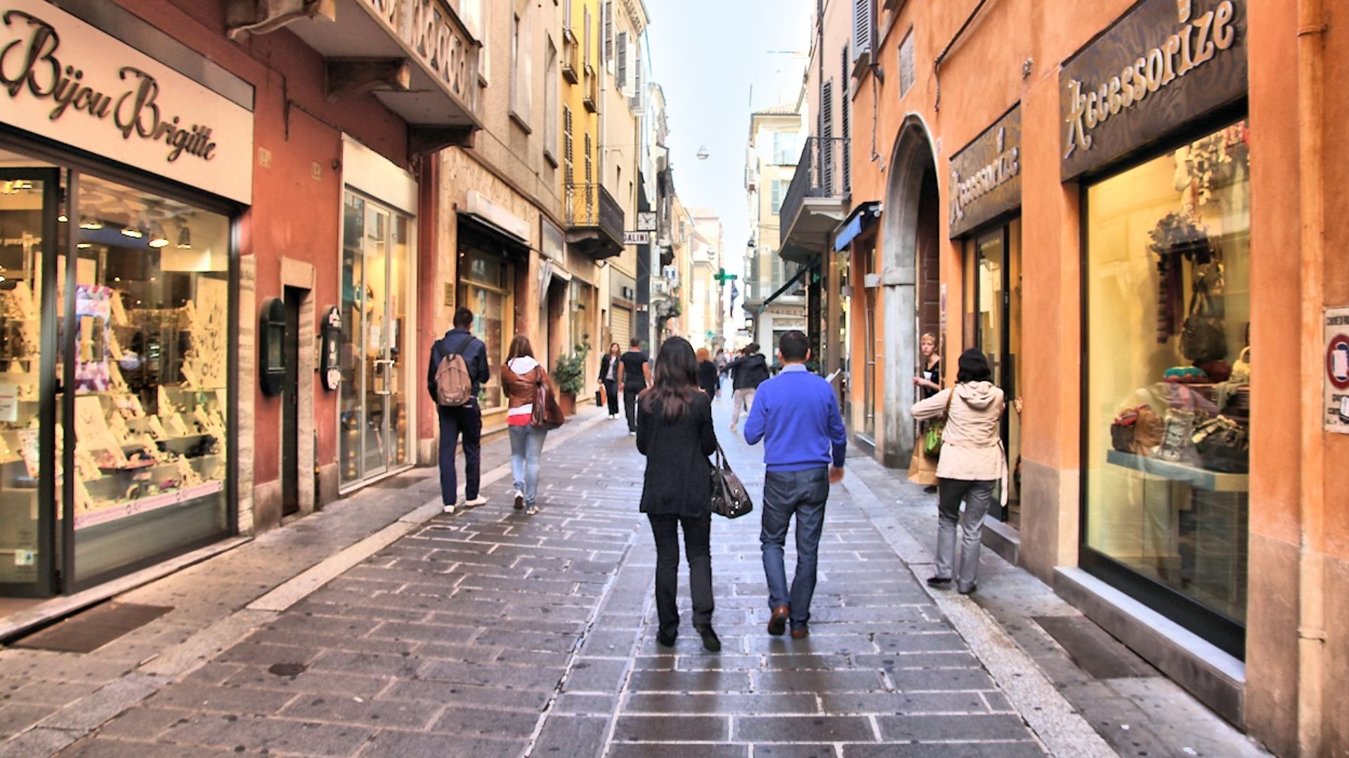 File:11 Piacenza, Italy - ショッピング イタリア.jpg