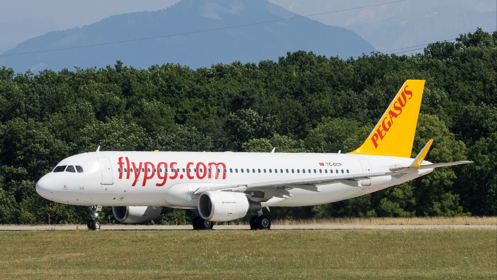 File:TC-DCE, Airbus A320-214, Pegasus Airlines (19234153773).jpg