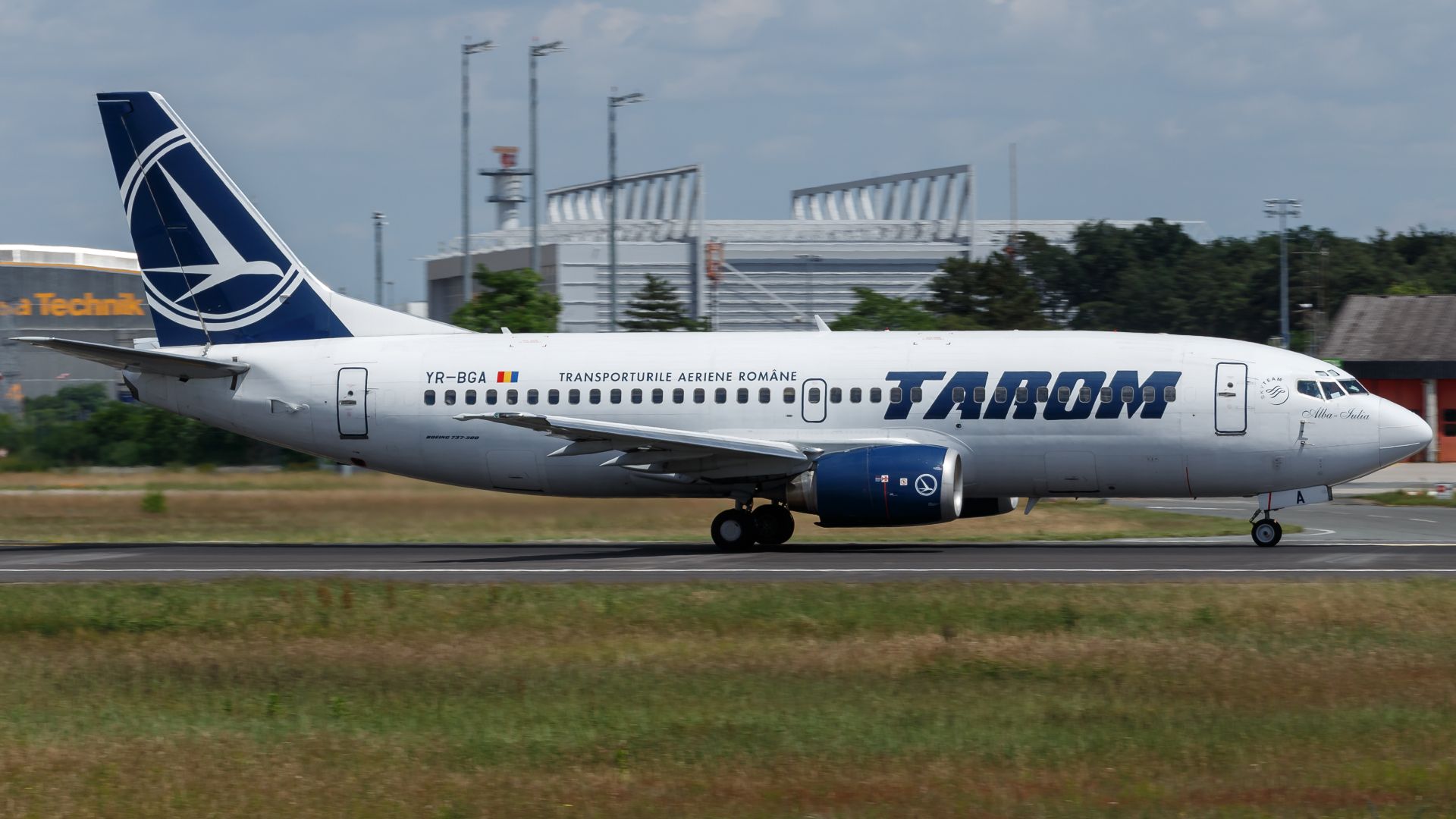File:TAROM Boeing 737-300 (YR-BGA) at Frankfurt Airport.jpg