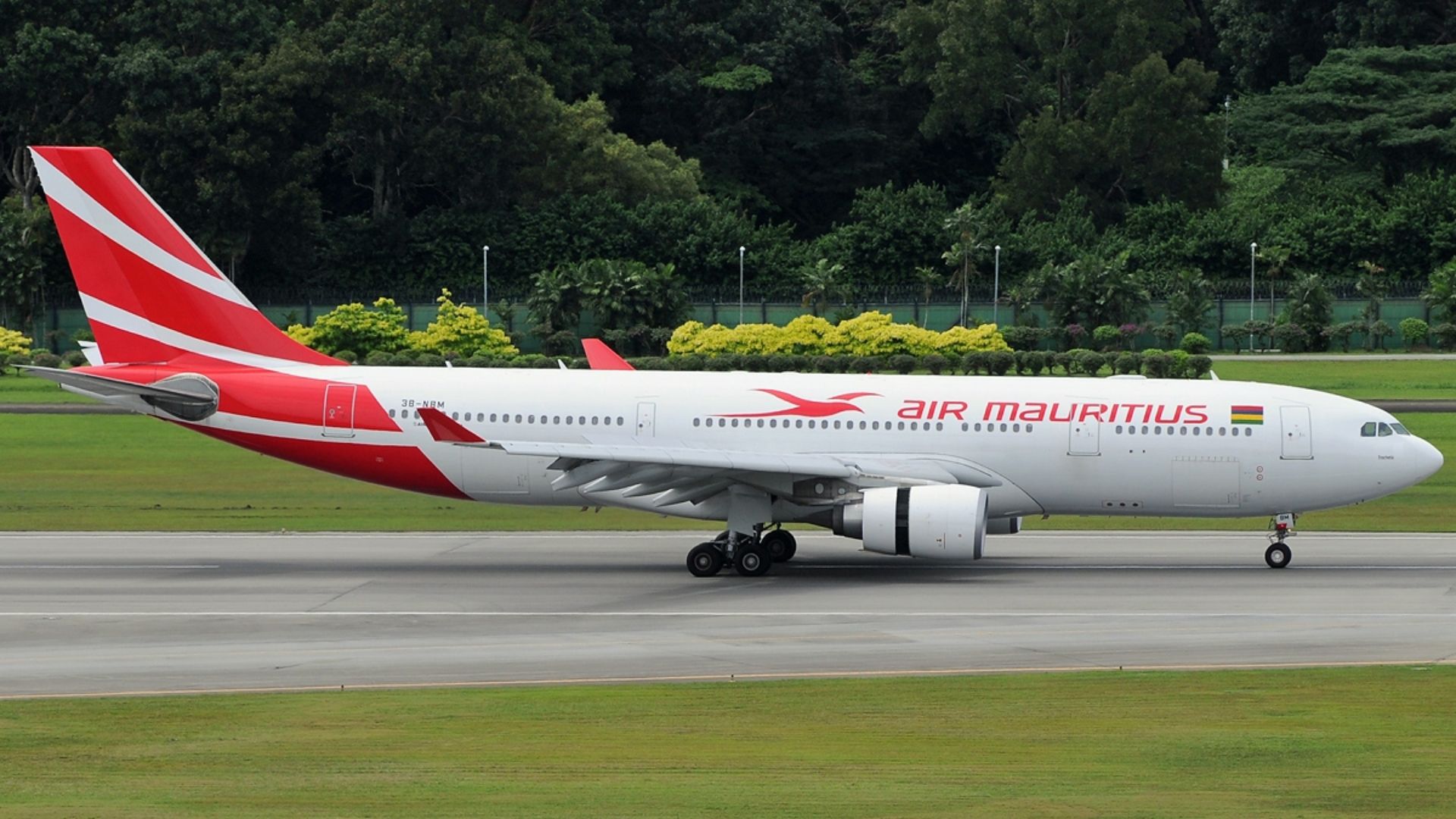 File:Airbus A330-202, Air Mauritius JP7009789.jpg