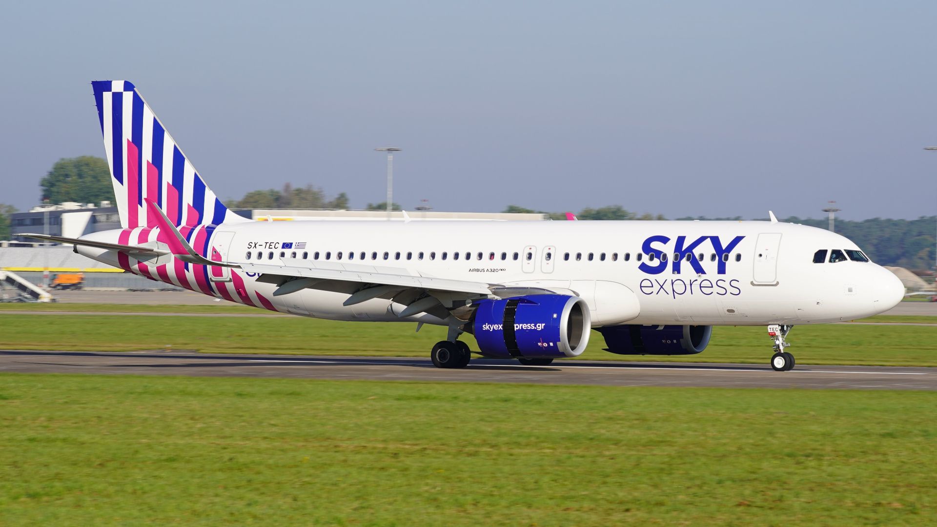 File:Hannover Airport SKY express Airbus A320-251N SX-TEC (DSC00198).jpg