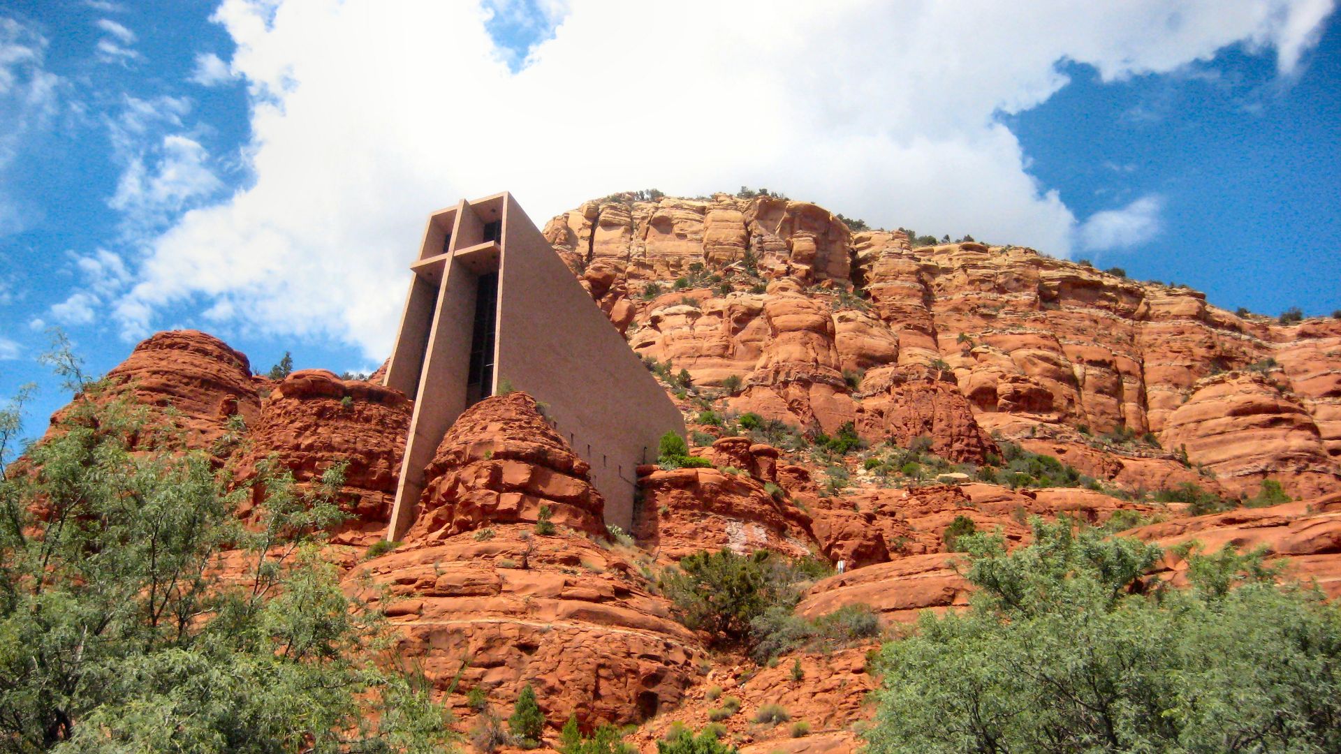 File:Chapel of the Holy Cross, Sedona.jpg
