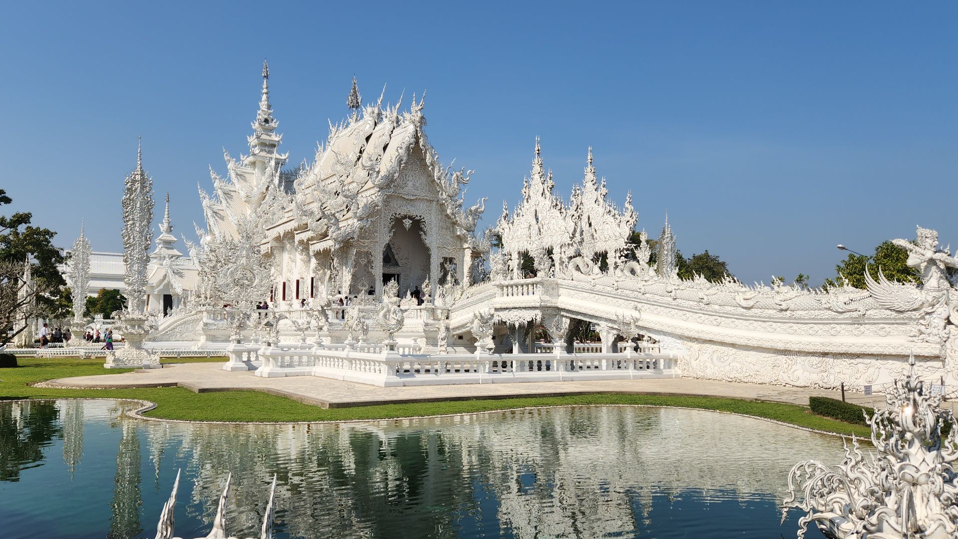 File:Wat Rong Khun 2.jpg