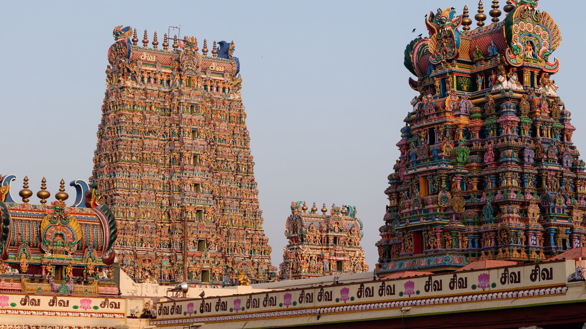File:Meenakshi Amman West Tower.jpg