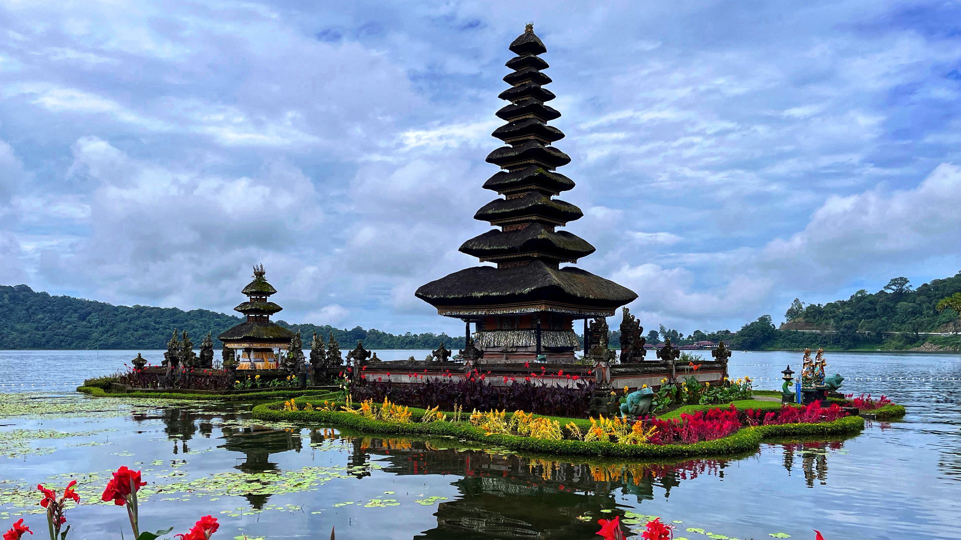 File:Pura Ulun Danu Bratan, 2022.jpg