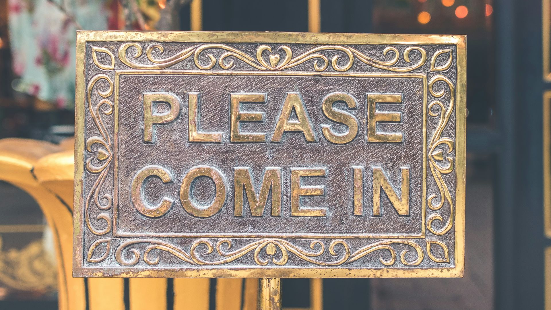 please come in signboard during daytime