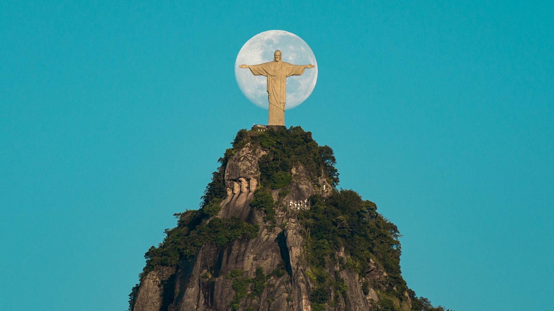 File:Unique Moment with the Moon and Christ the Redeemer 3.jpg