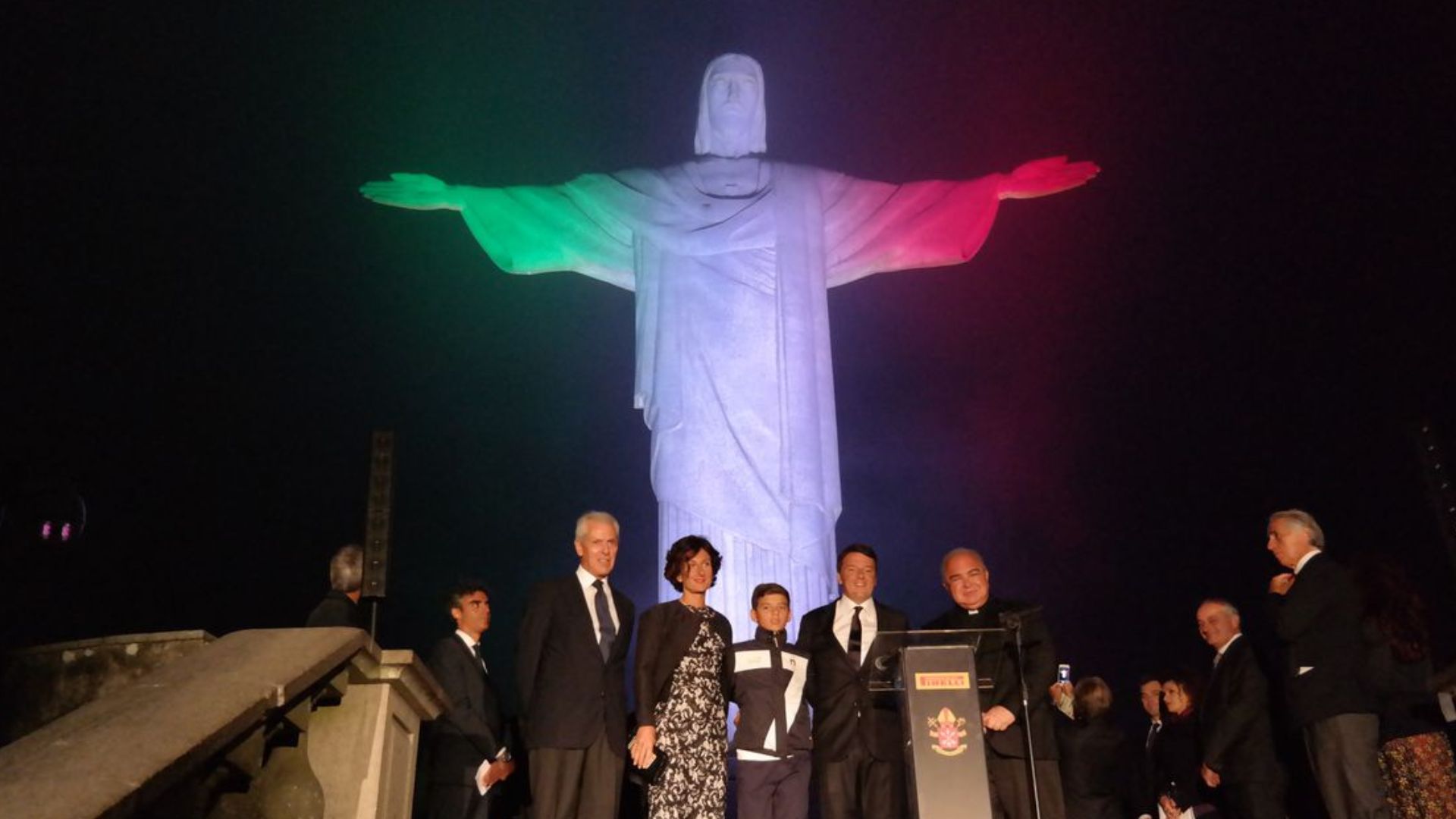 File:Christ the Redeemer statue welcome Matteo Renzi.jpg