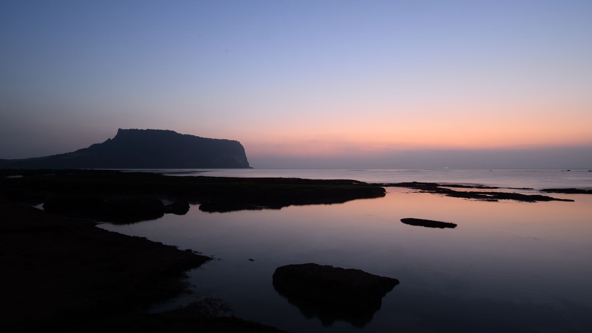 File:Sunrise with Seongsan Ilchulbong.jpg