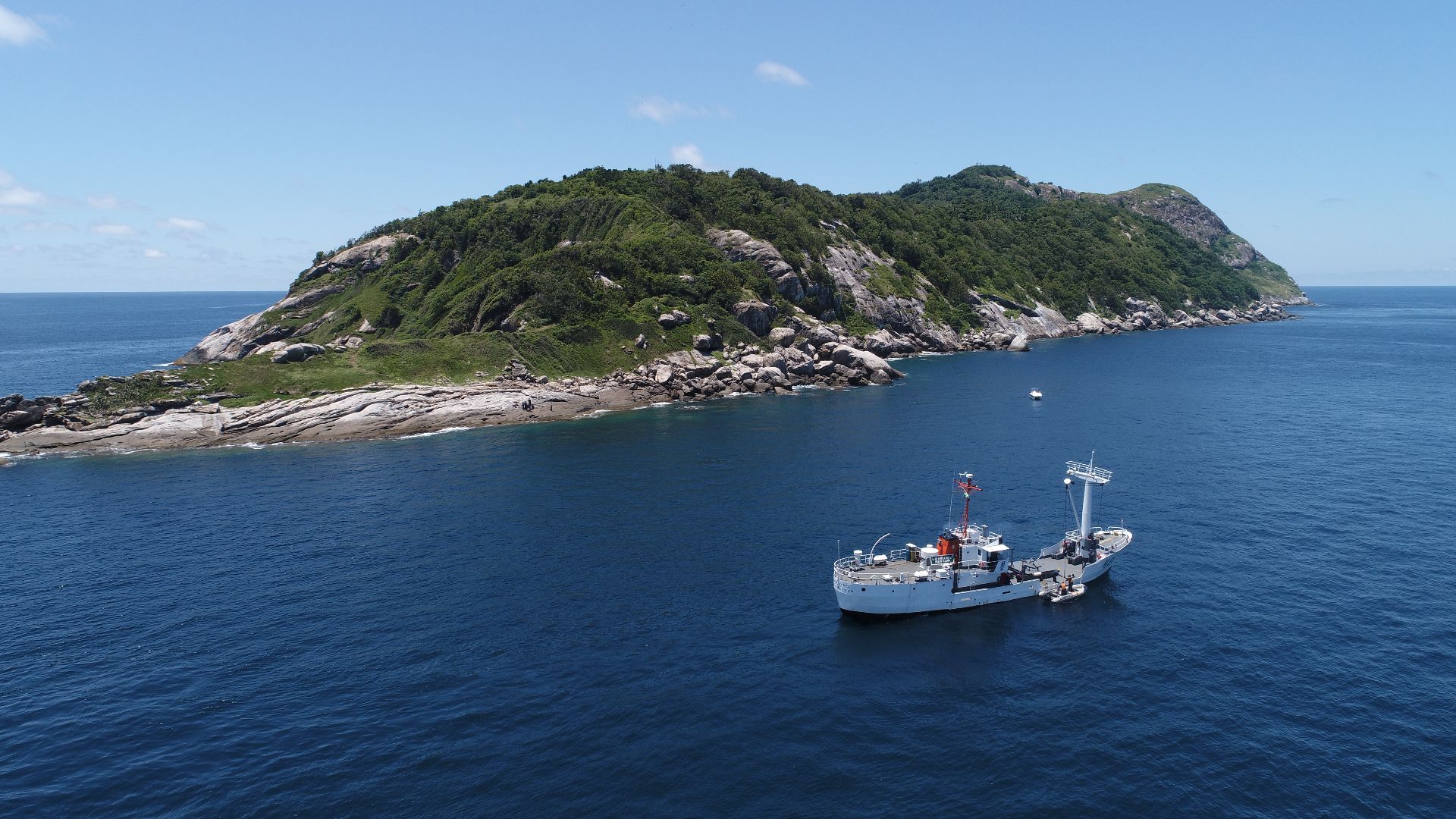 File:Navio Balizador Faroleiro Mario Seixas (H26) na Ilha da Queimada Grande (52695024263).jpg