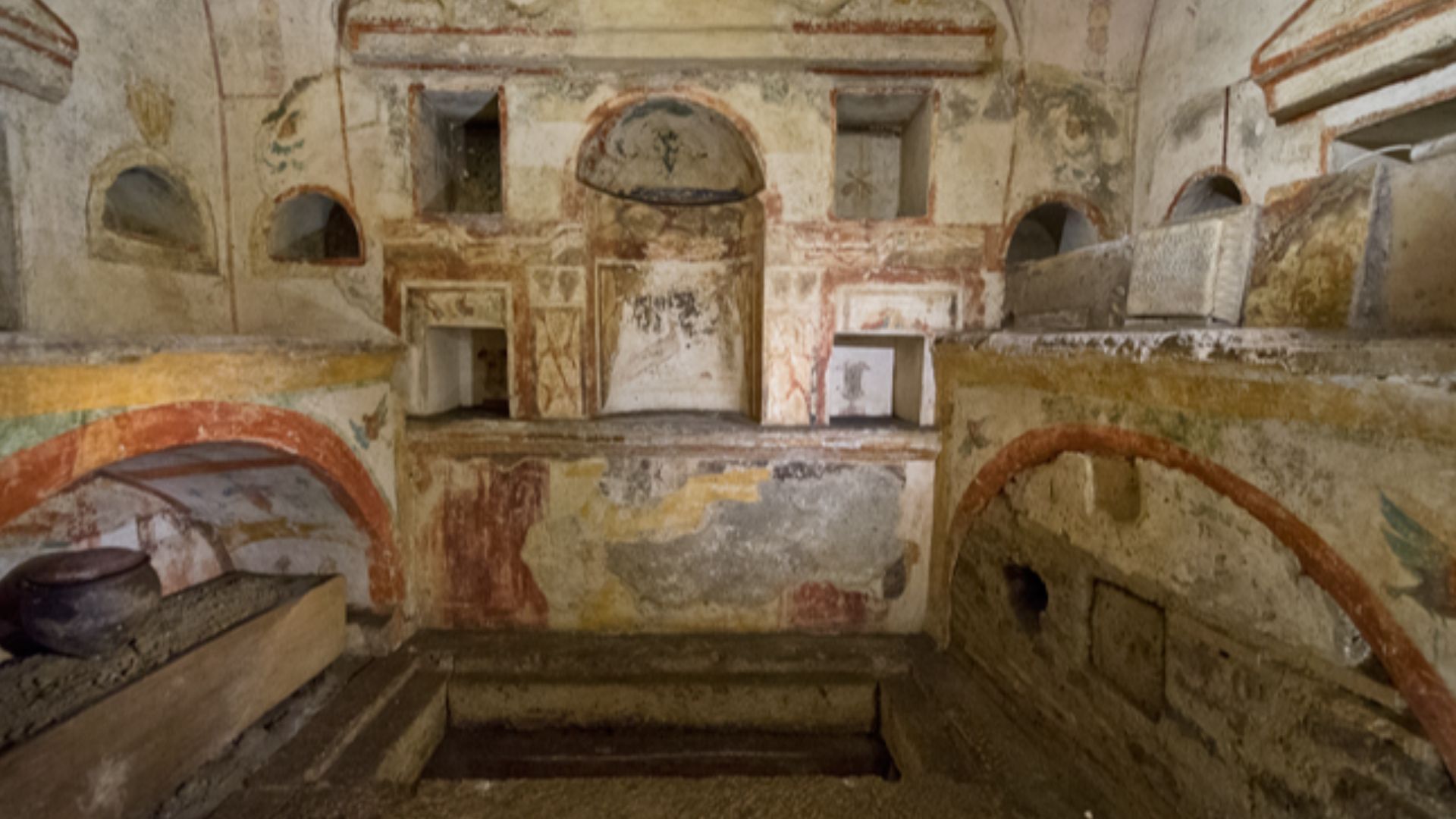 File:Vatican Necropolis 02.jpg