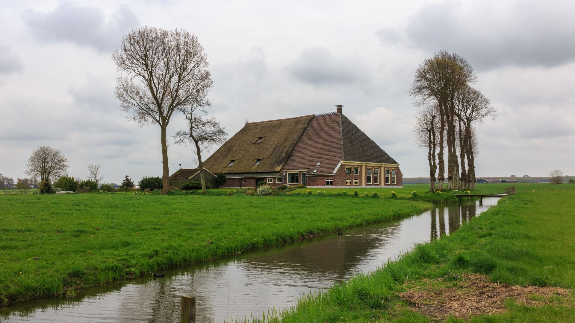 File:Karakteristieke boerderij, Aldlansdyk in Cornjum 02.jpg