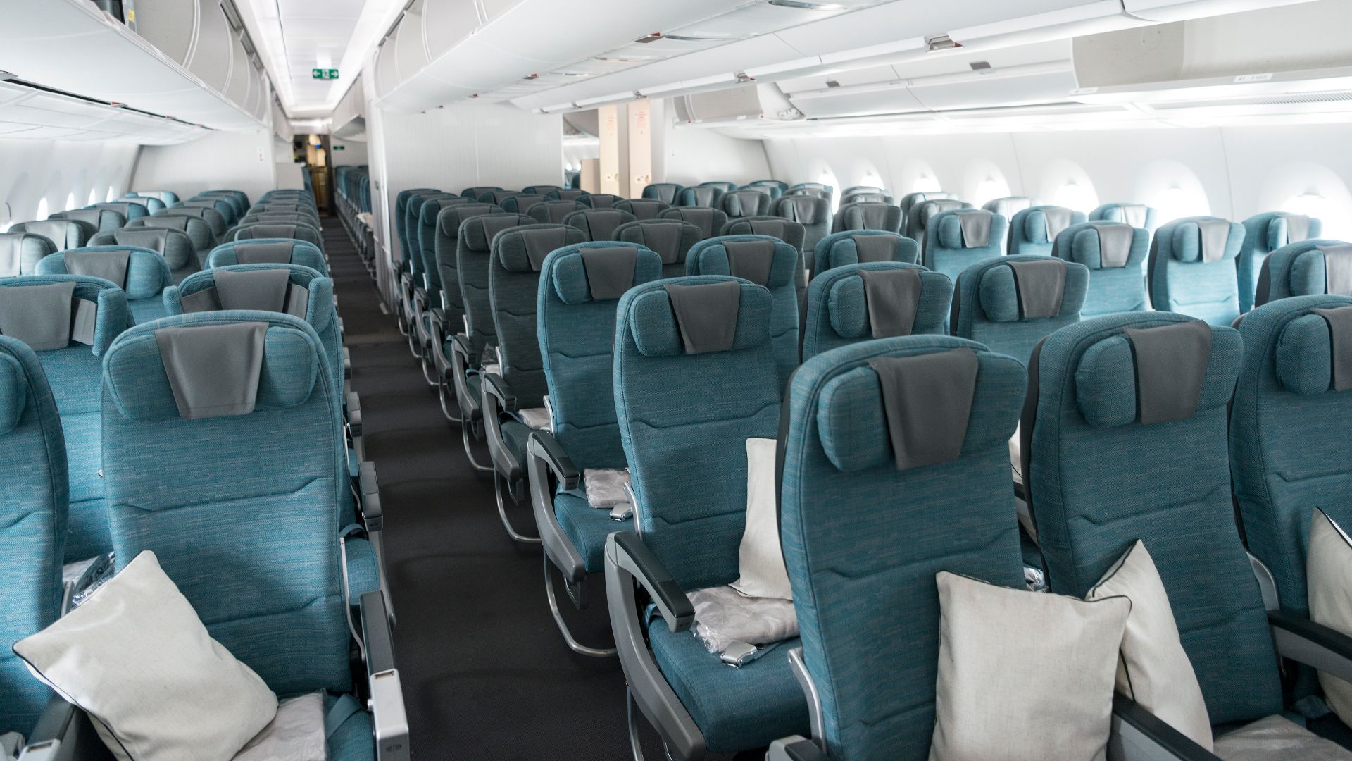 File:Cathay Pacific inaugural flight 25 March (41026292951).jpg