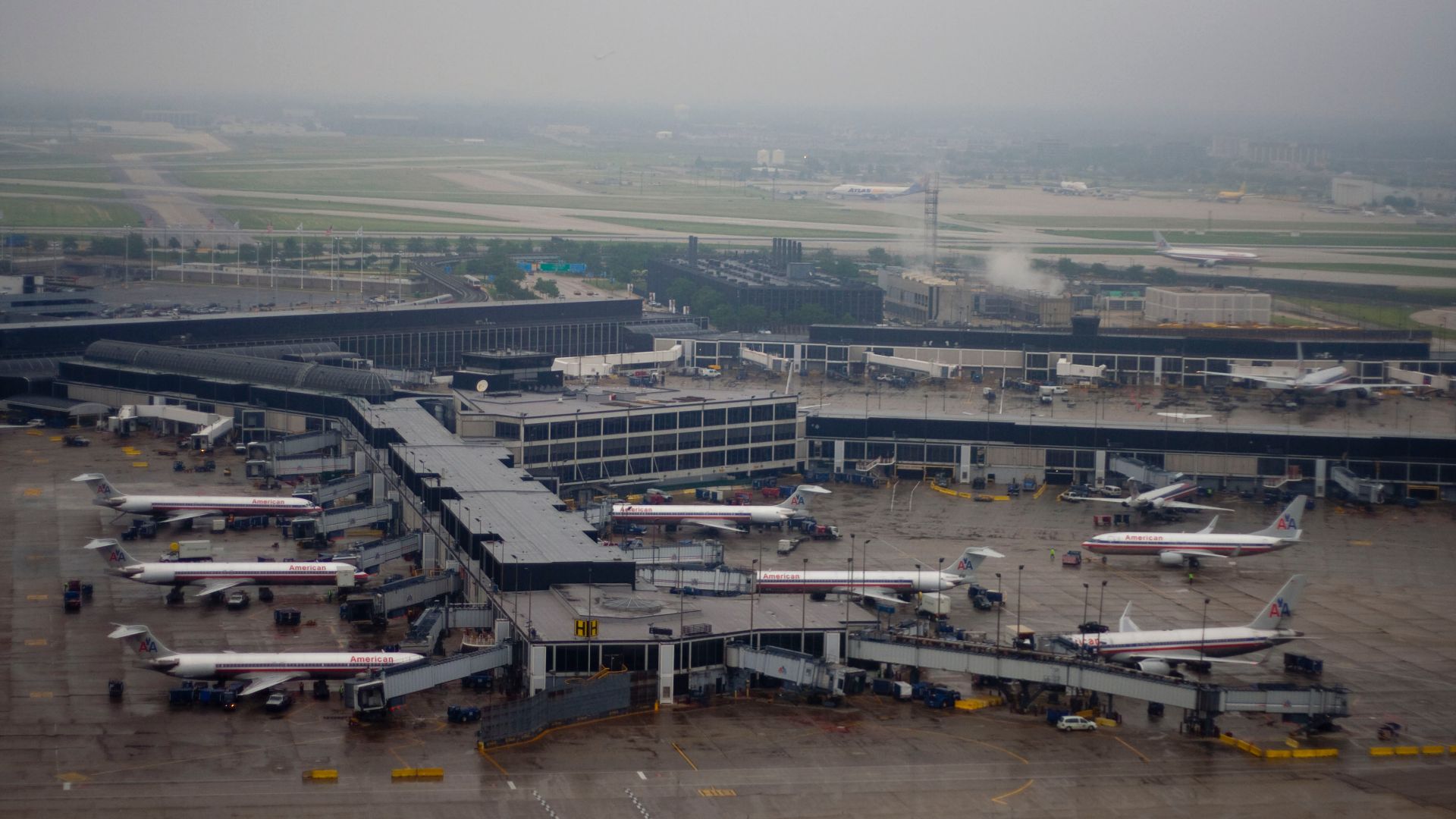 File:Chicago O'Hare concourses.jpg