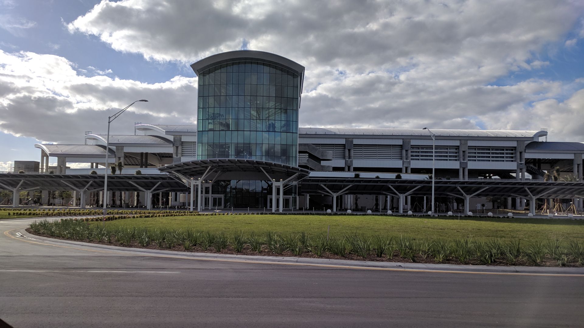 File:Orlando International Airport Intermodal Terminal (38506985816).jpg