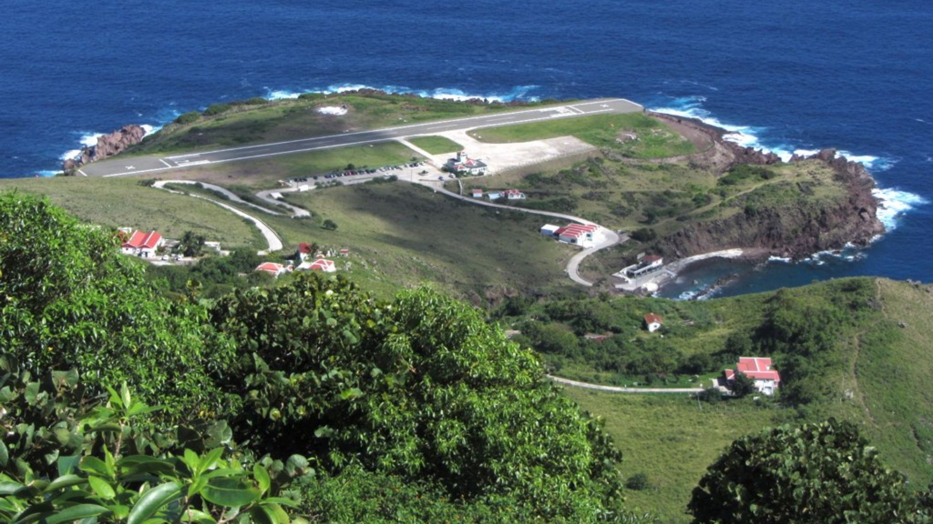File:Saba Airport, Most Dangerous Airport in the World, Horizontal (6550007689).jpg