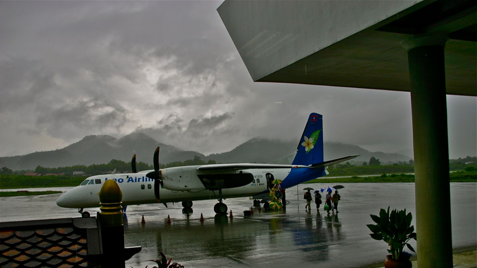 File:Arrival Airport Luang Prabang - panoramio.jpg