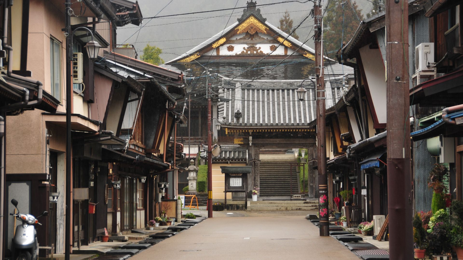 File:Gujo-shi Gujo-hachiman kitamachi, Gifu, castle town.JPG