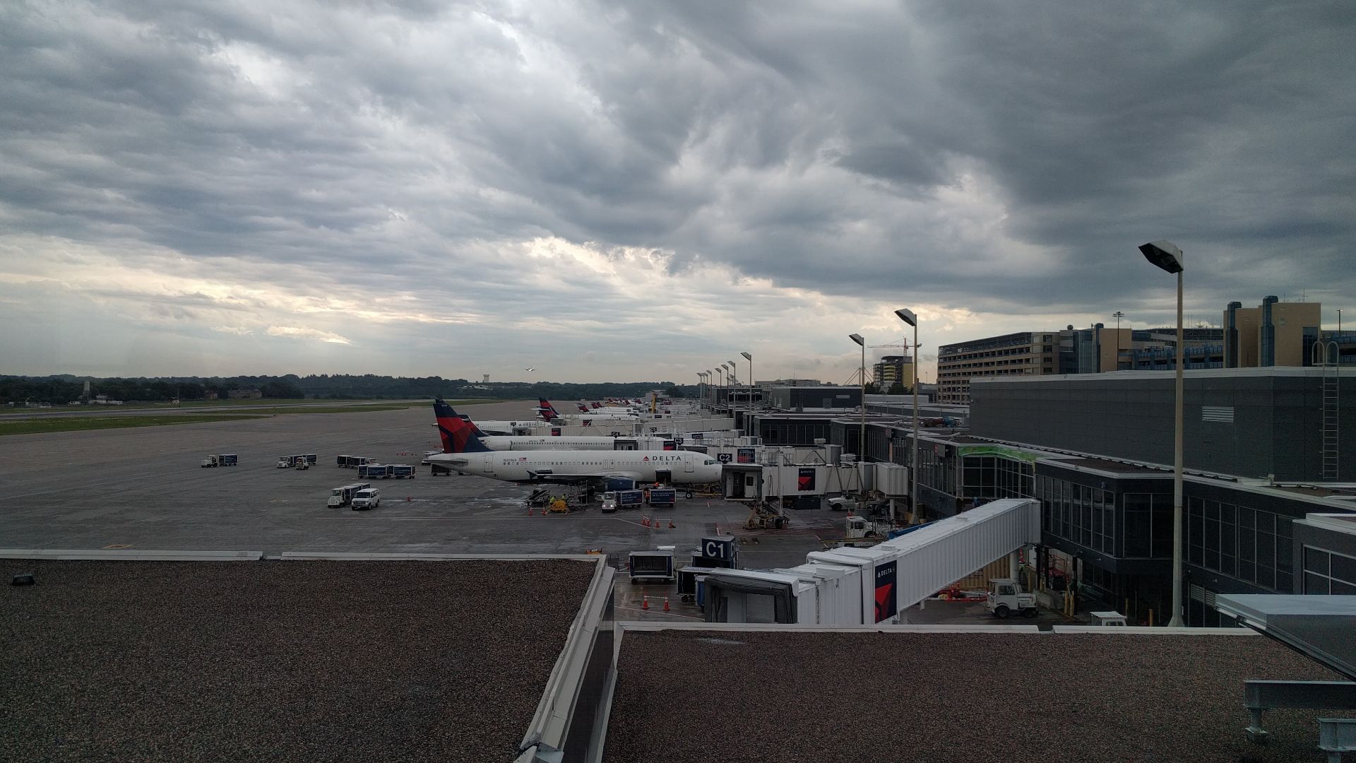 File:Planes lined up at Minneapolis St. Paul International Airport.jpg