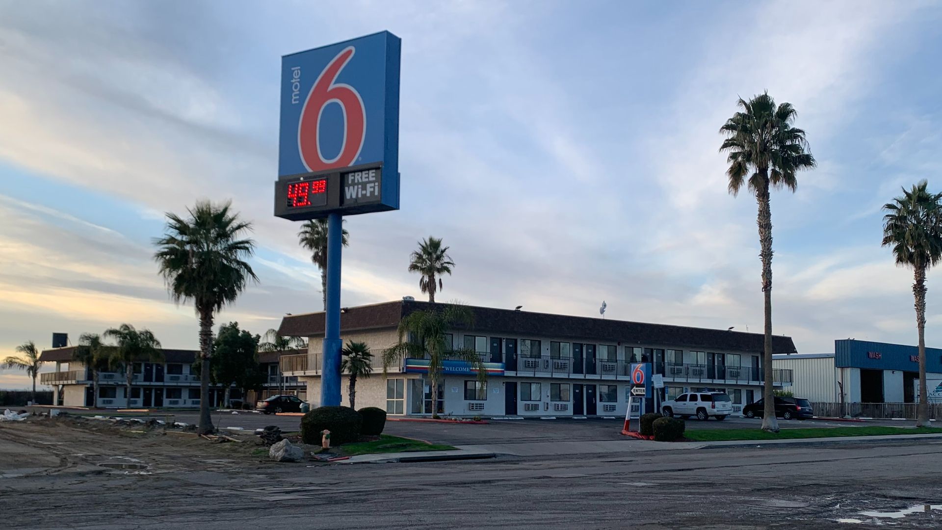 File:Lost Hills Motel 6.jpg