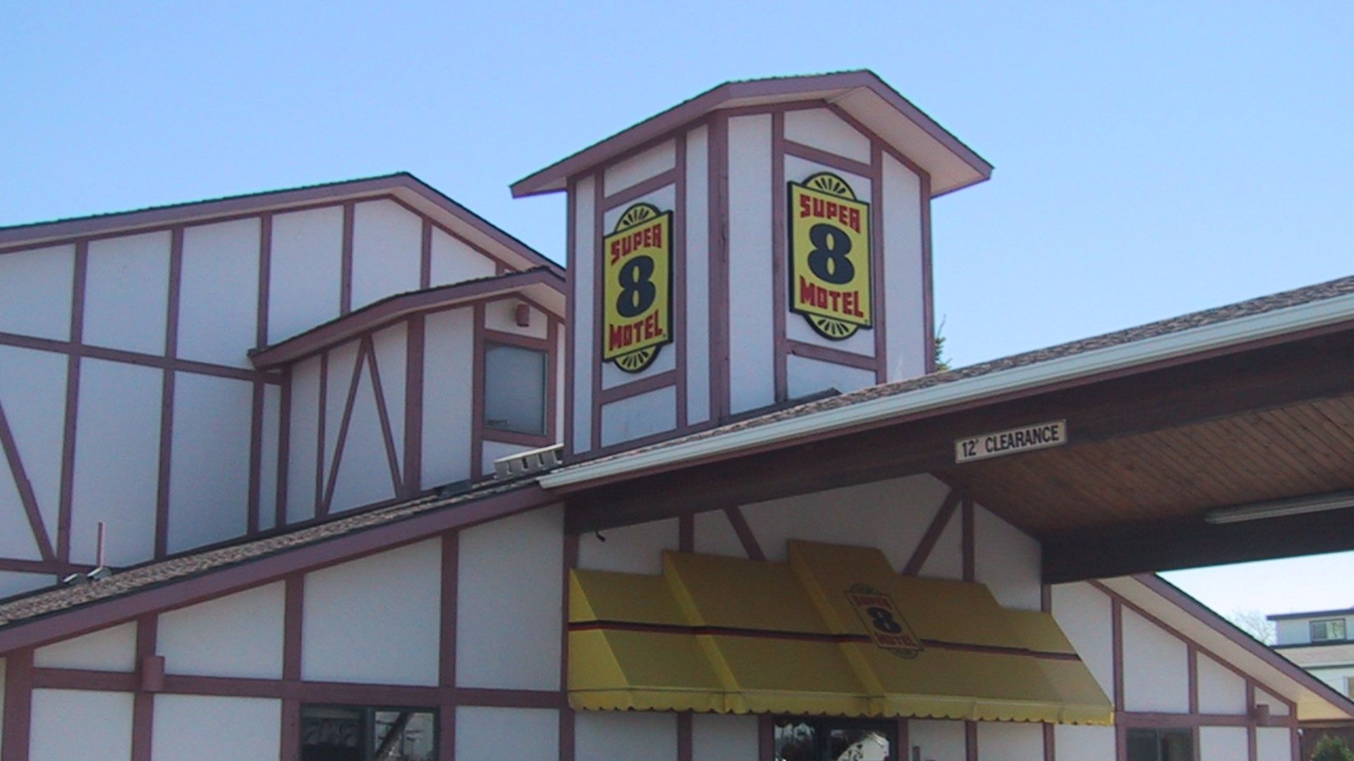 File:Super 8 Motel Wi-Fi No Pool - panoramio.jpg