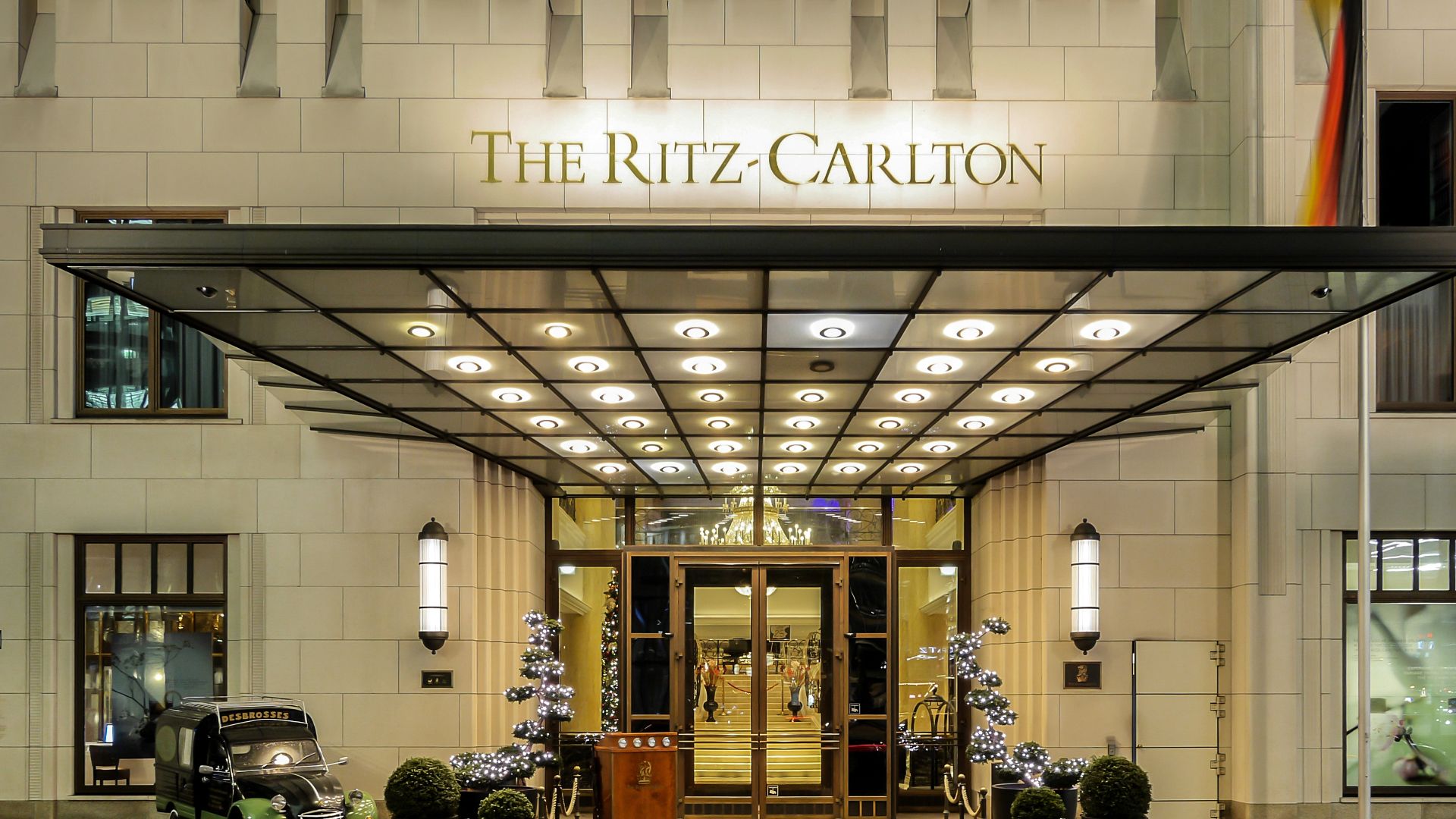 File:Eingangsbereich The Ritz-Carlton Berlin 2 ShiftN.jpg
