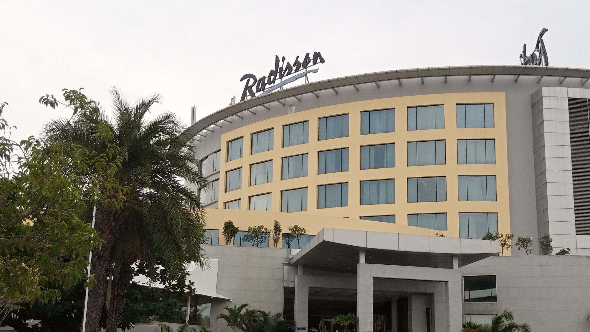 File:Radisson Hotel Salem.jpg