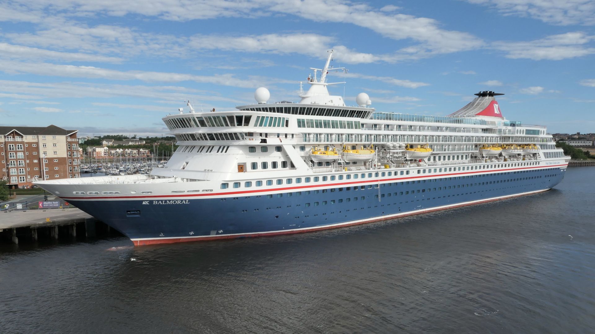 File:Cruise ship (43569399331).jpg