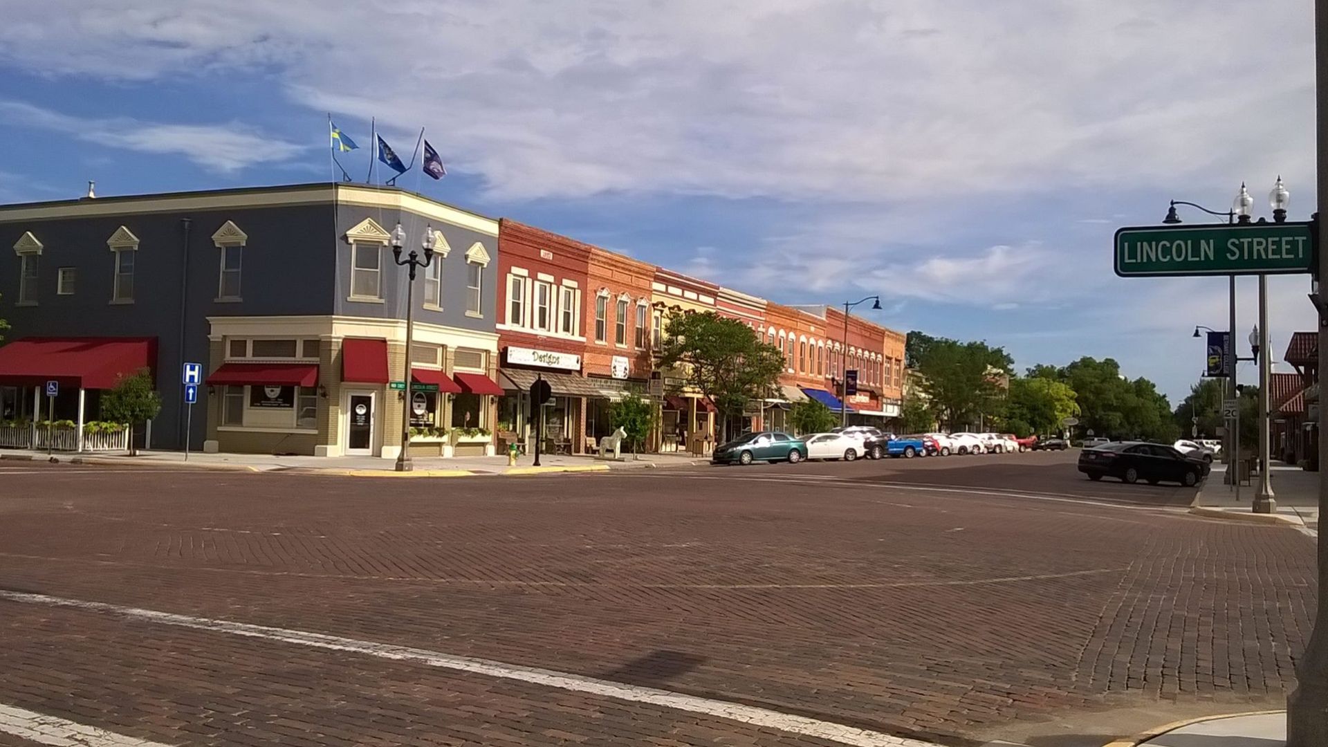 File:Lindsborg at the intersection of Lincoln Street and Main Street.jpg