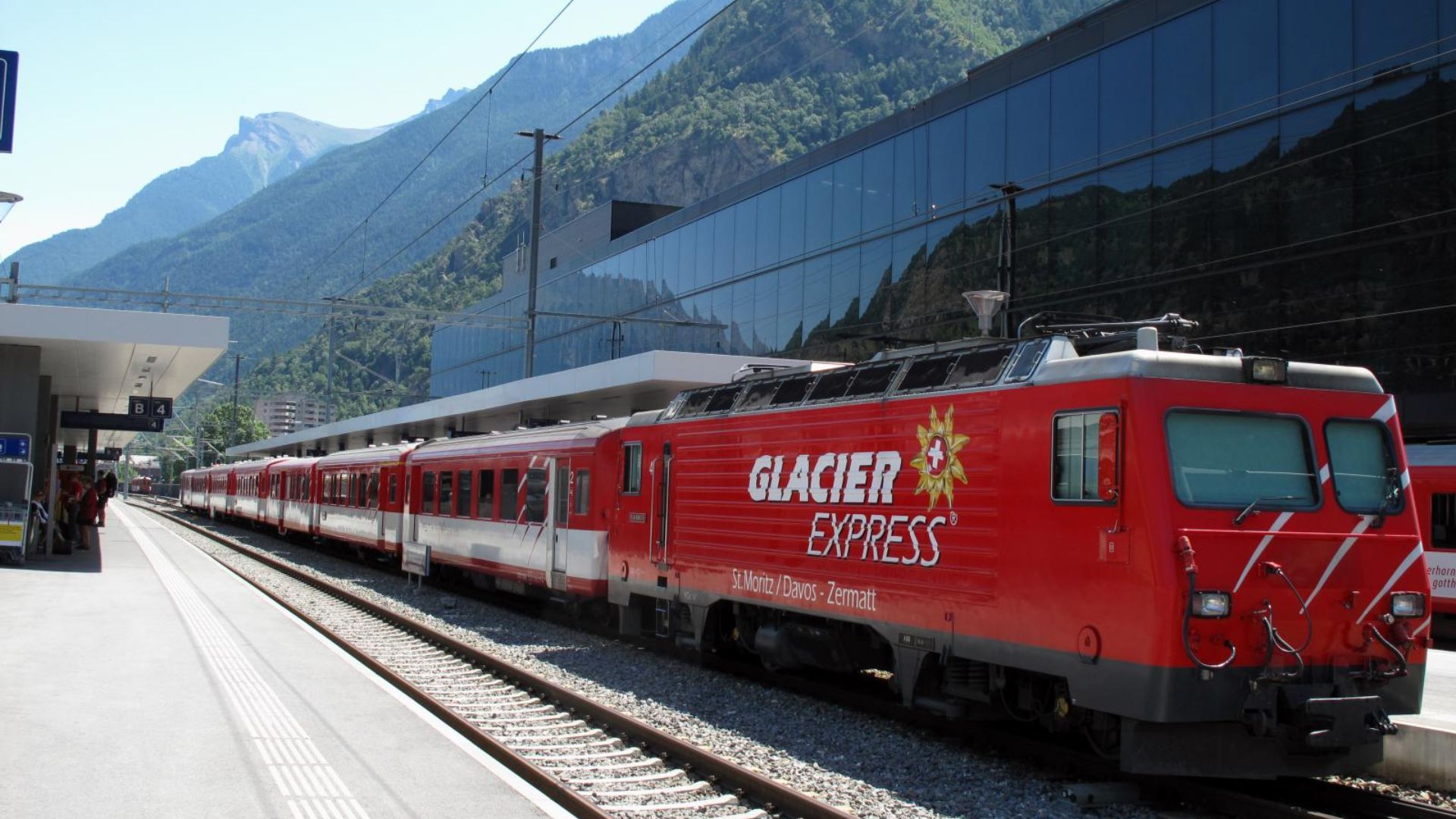 File:Glacier Express Visp.jpg