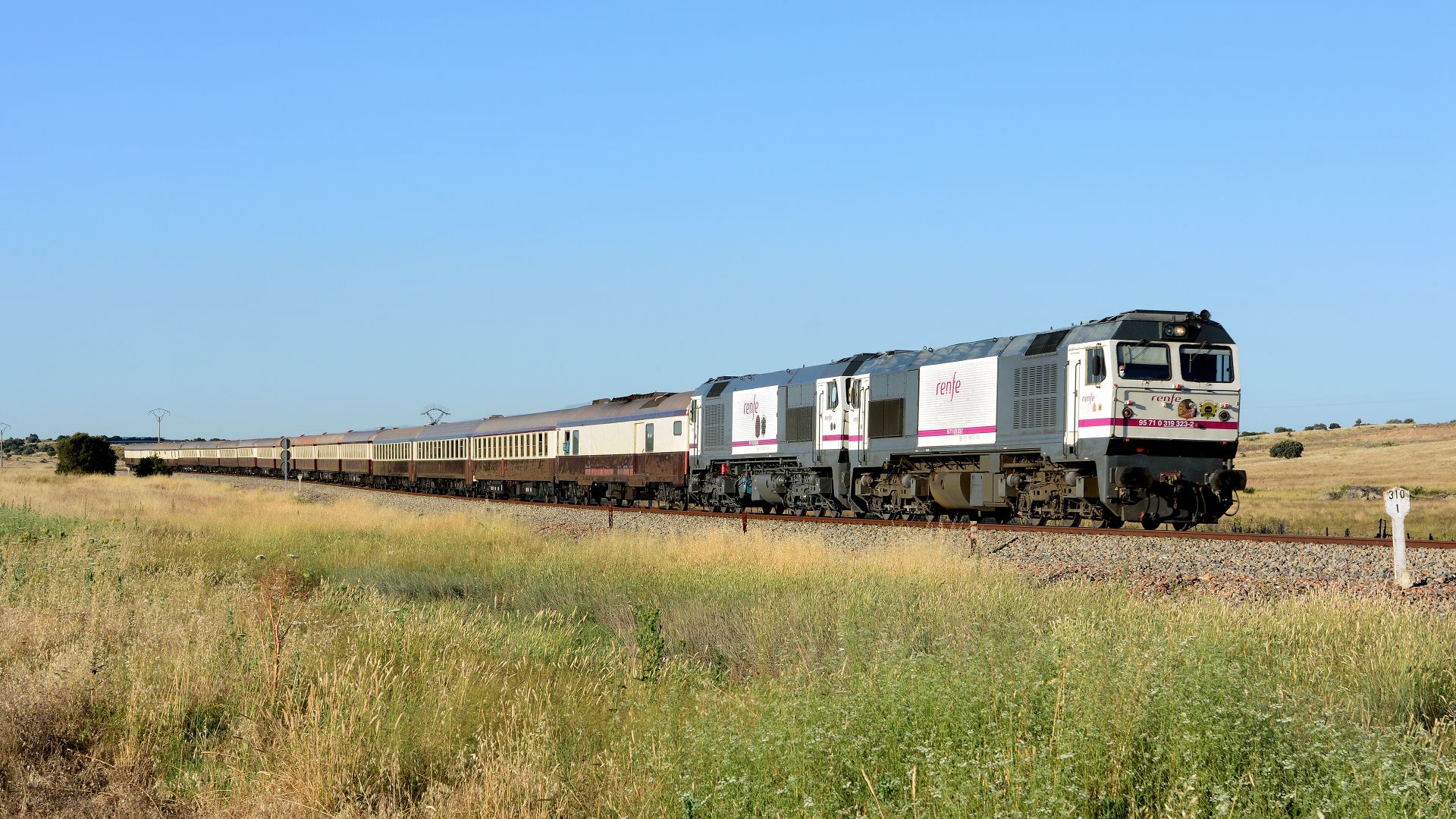 File:Renfe 319.323 + 319.304