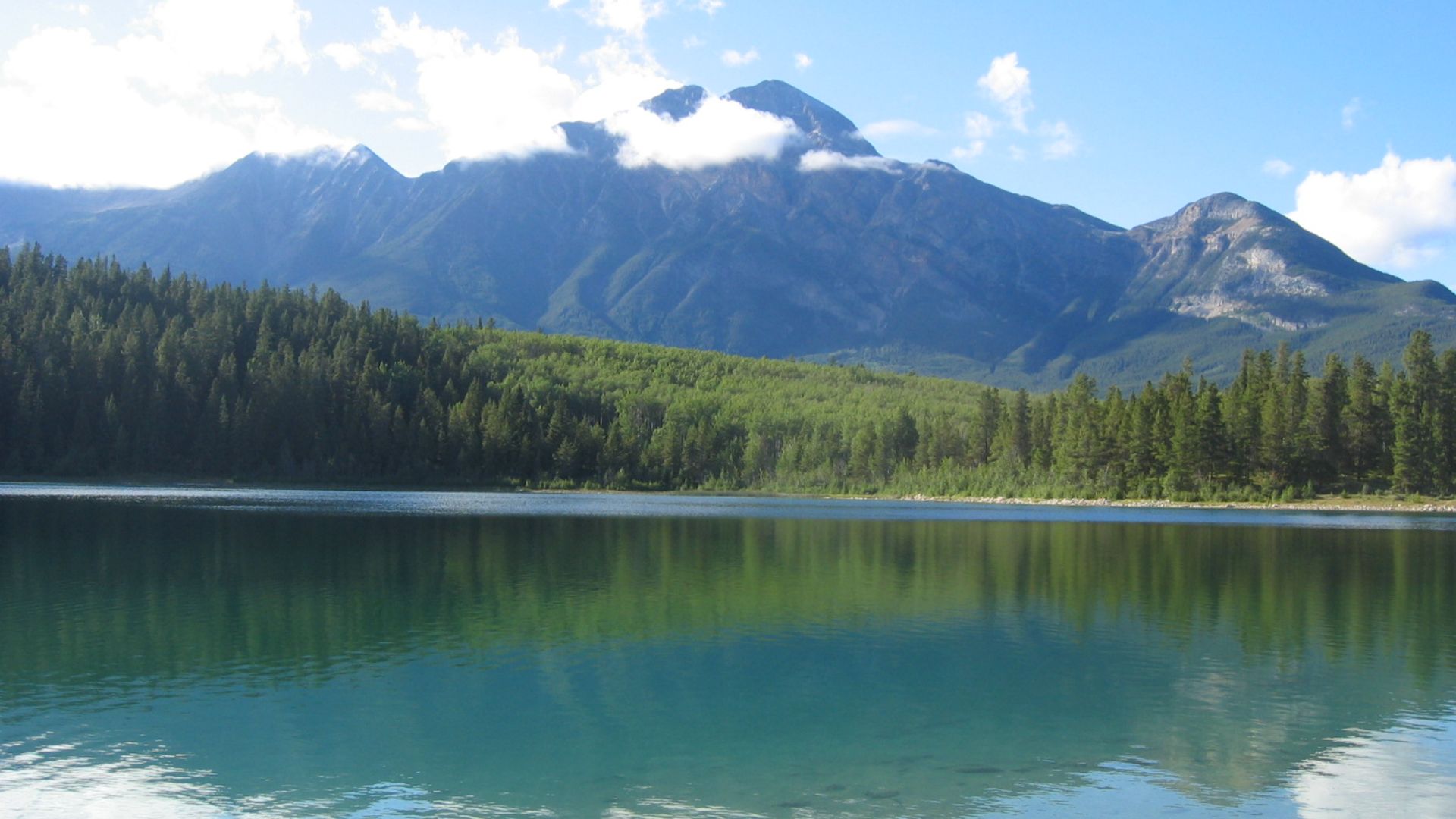 File:Pyramid Lake (Alberta).jpg