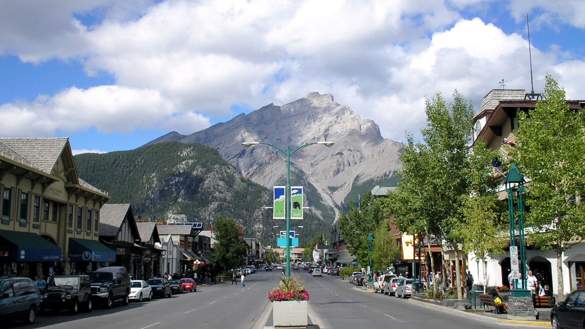 File:Banff Avenue - Cascade Mountain01.jpg