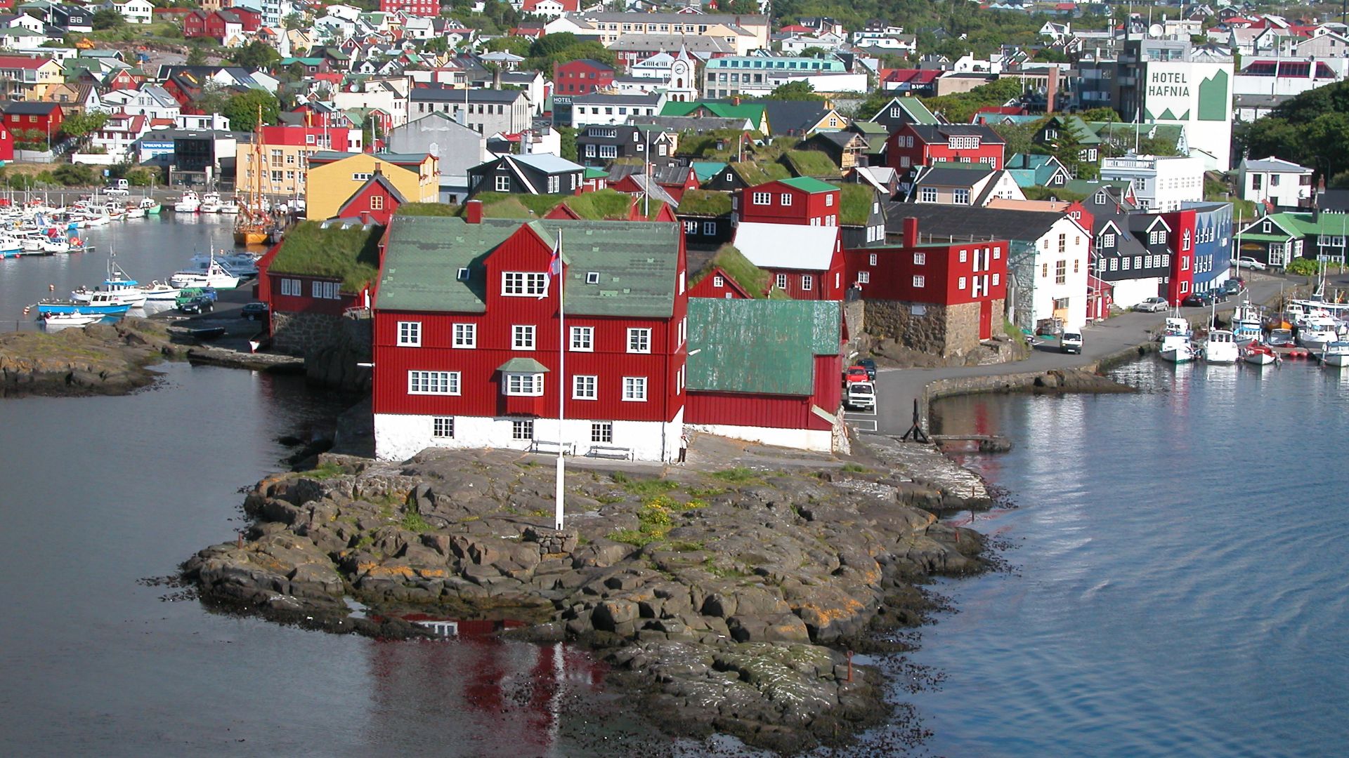 File:Tinganes, Tórshavn 2004.1.jpg