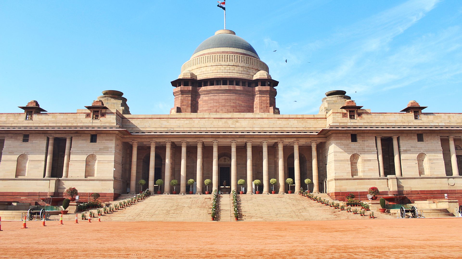 File:Forecourt, Rashtrapati Bhavan - 1.jpg