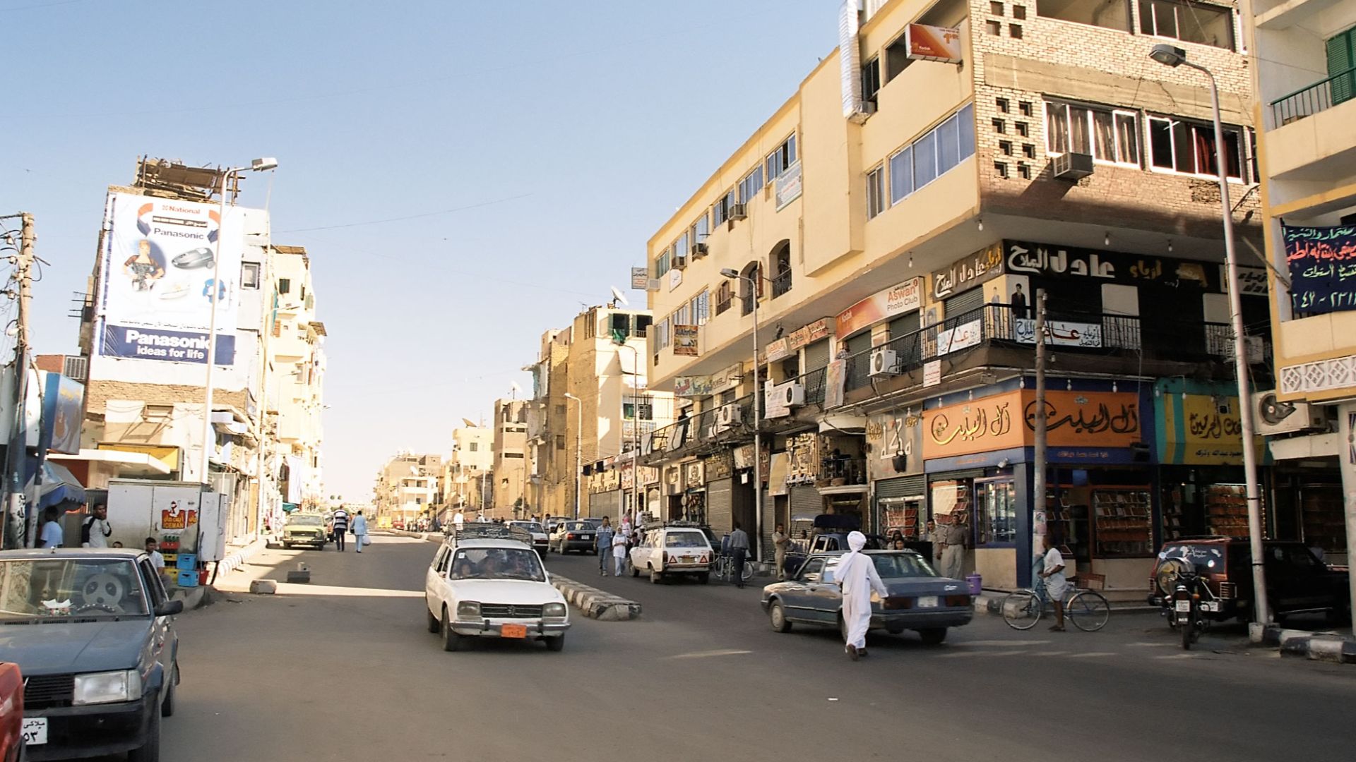File:Aswan street parallel to Corniche, Egypt, October 2004.jpg