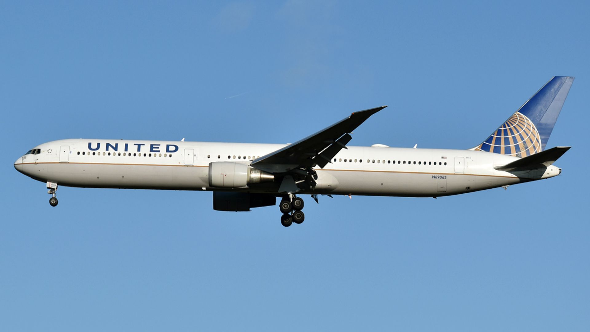 File:United Airlines, N69063, Boeing 767-424 ER (49597633137).jpg