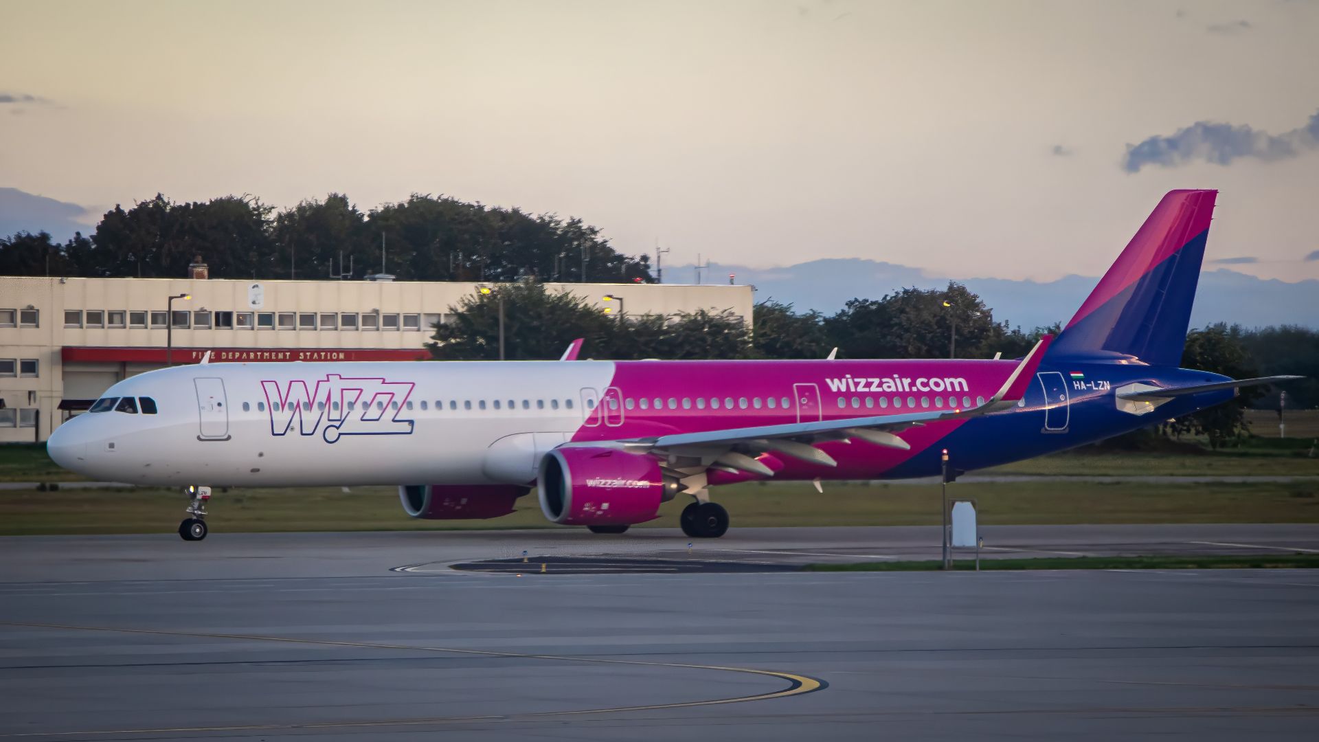 File:DAV 2804-Airbus A321-271NX Wizz Air HA-LZN.jpg