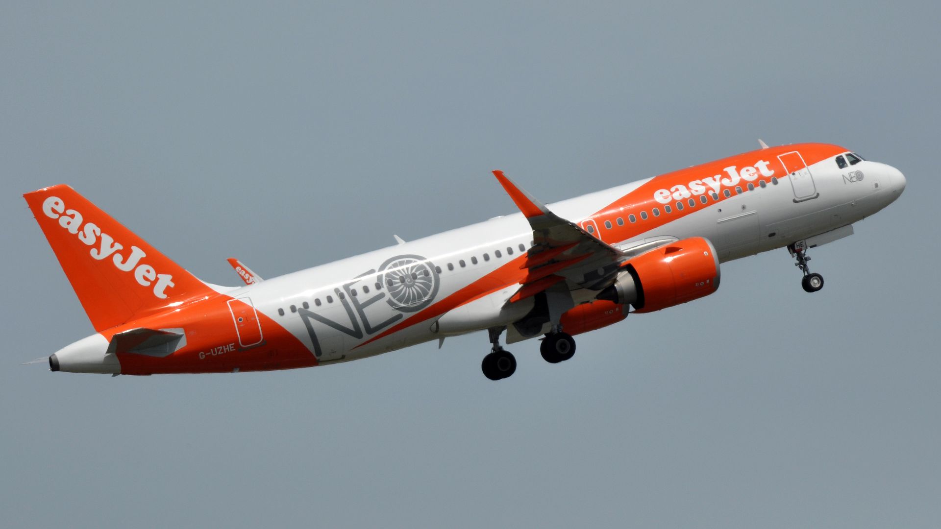 File:EasyJet G-UZHE Airbus A320neo at CDG.jpg