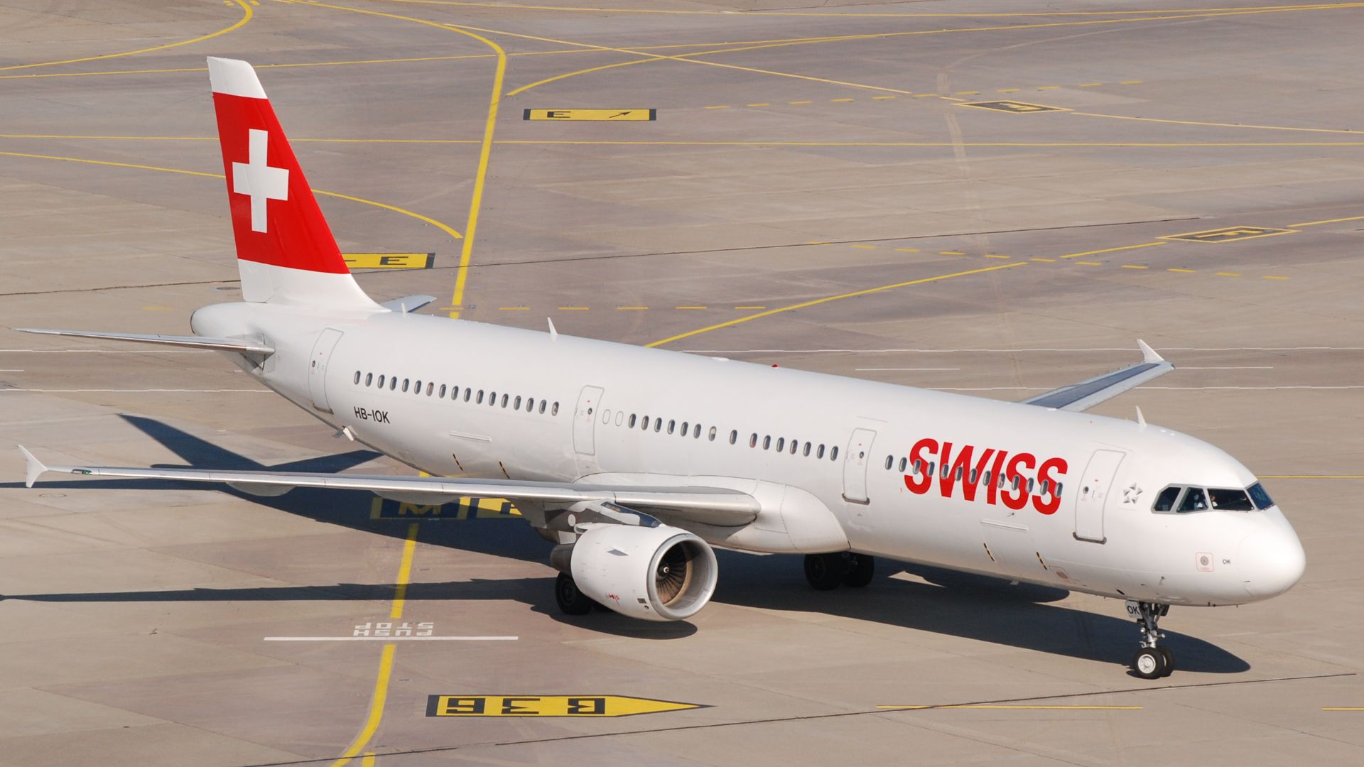 File:18 Airbus A320 HB-IOK of Swiss International Air Lines at ZRH.jpg