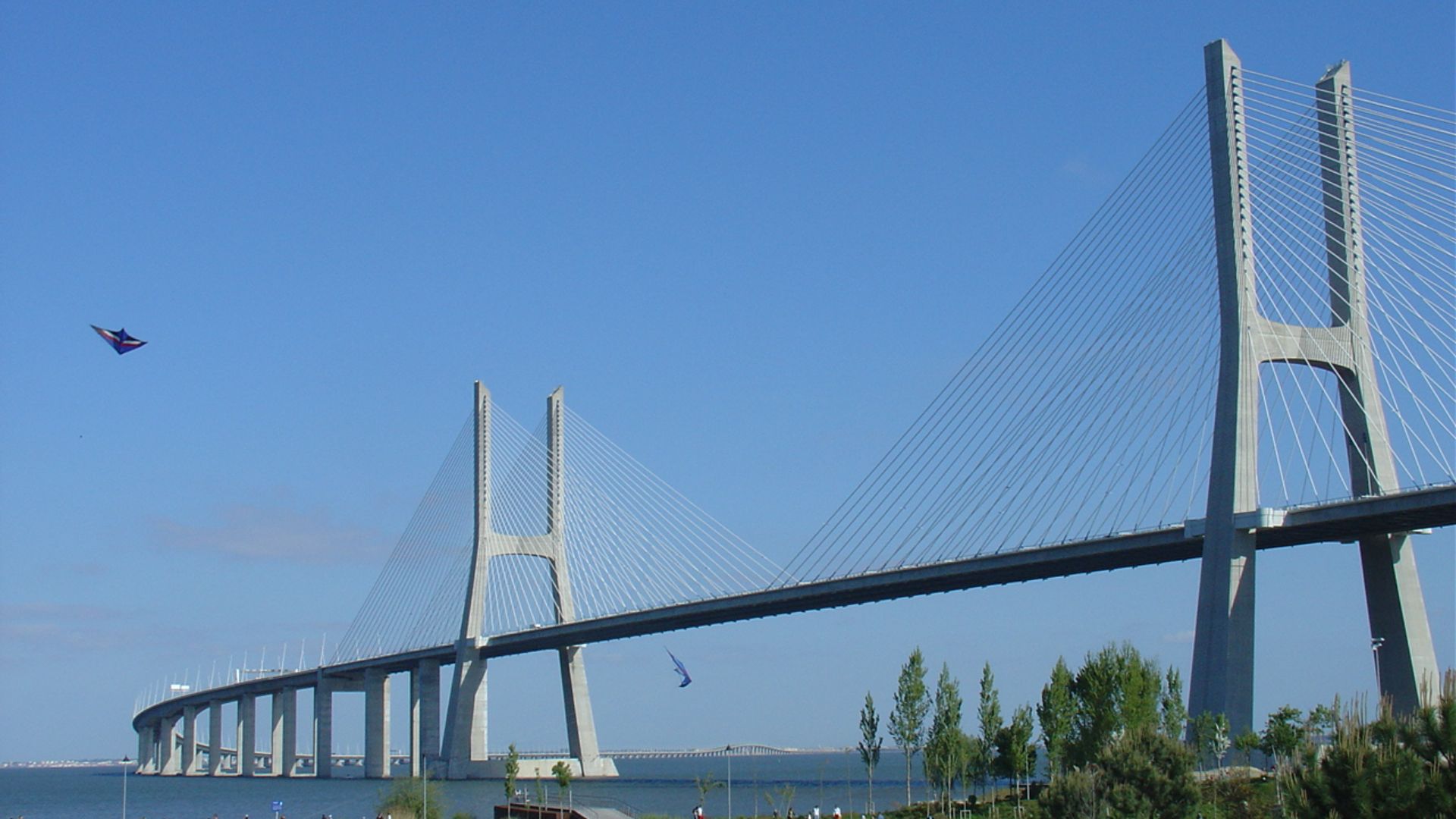 File:Vasco de Gama bridge side.jpg