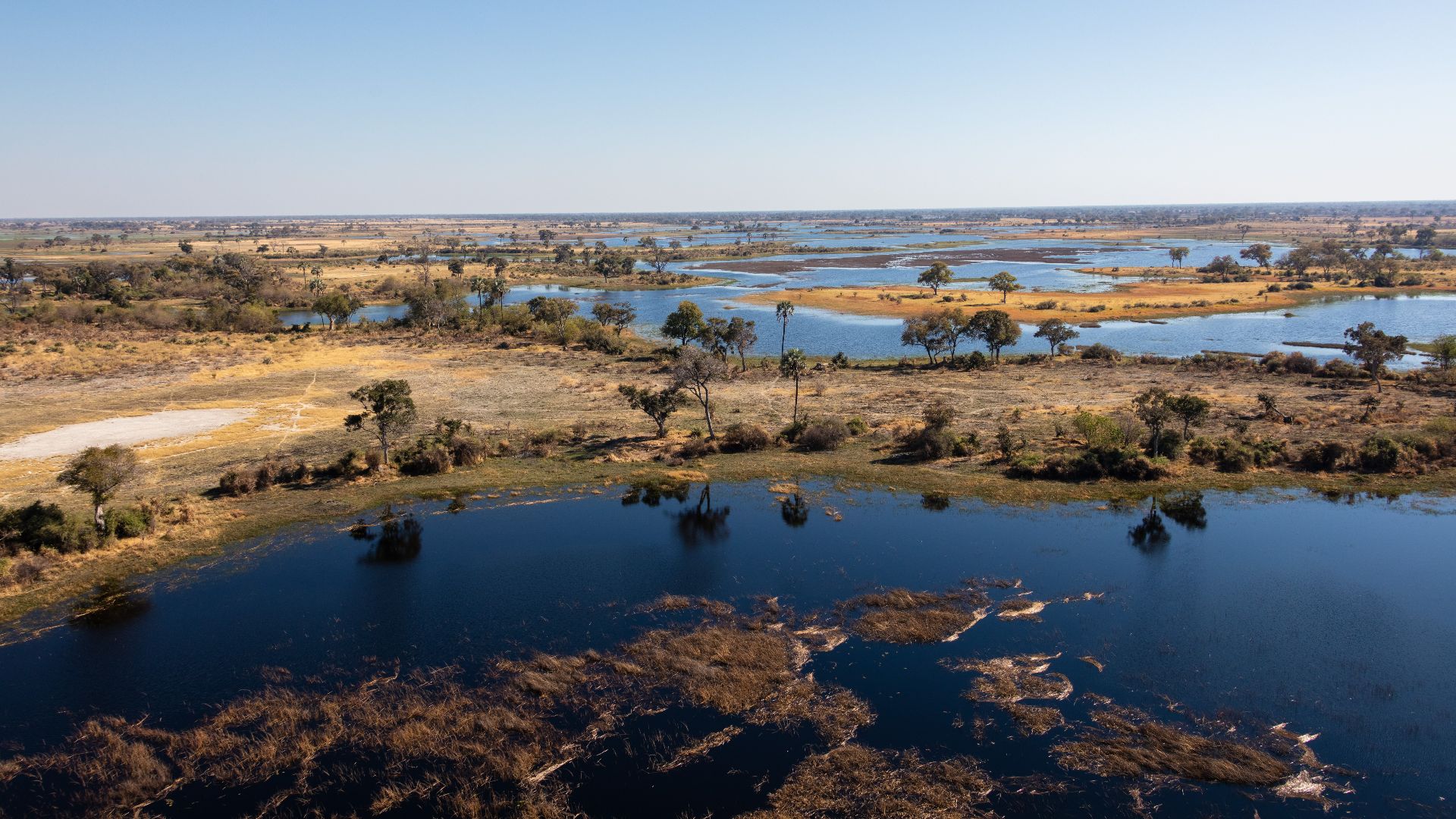 File:Vista aérea del delta del Okavango, Botsuana, 2018-08-01, DD 25.jpg