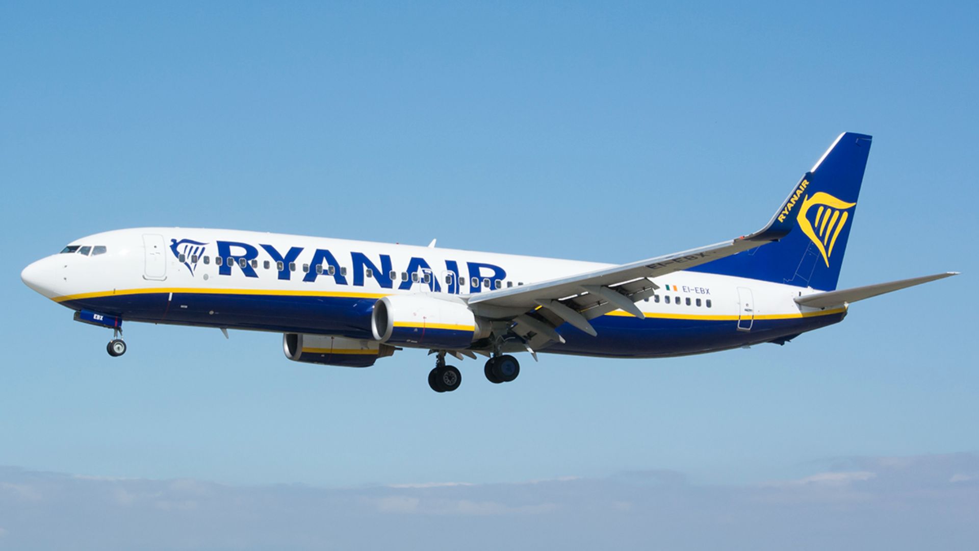 File:Ryanair Boeing 737-800 EI-EBX.jpg