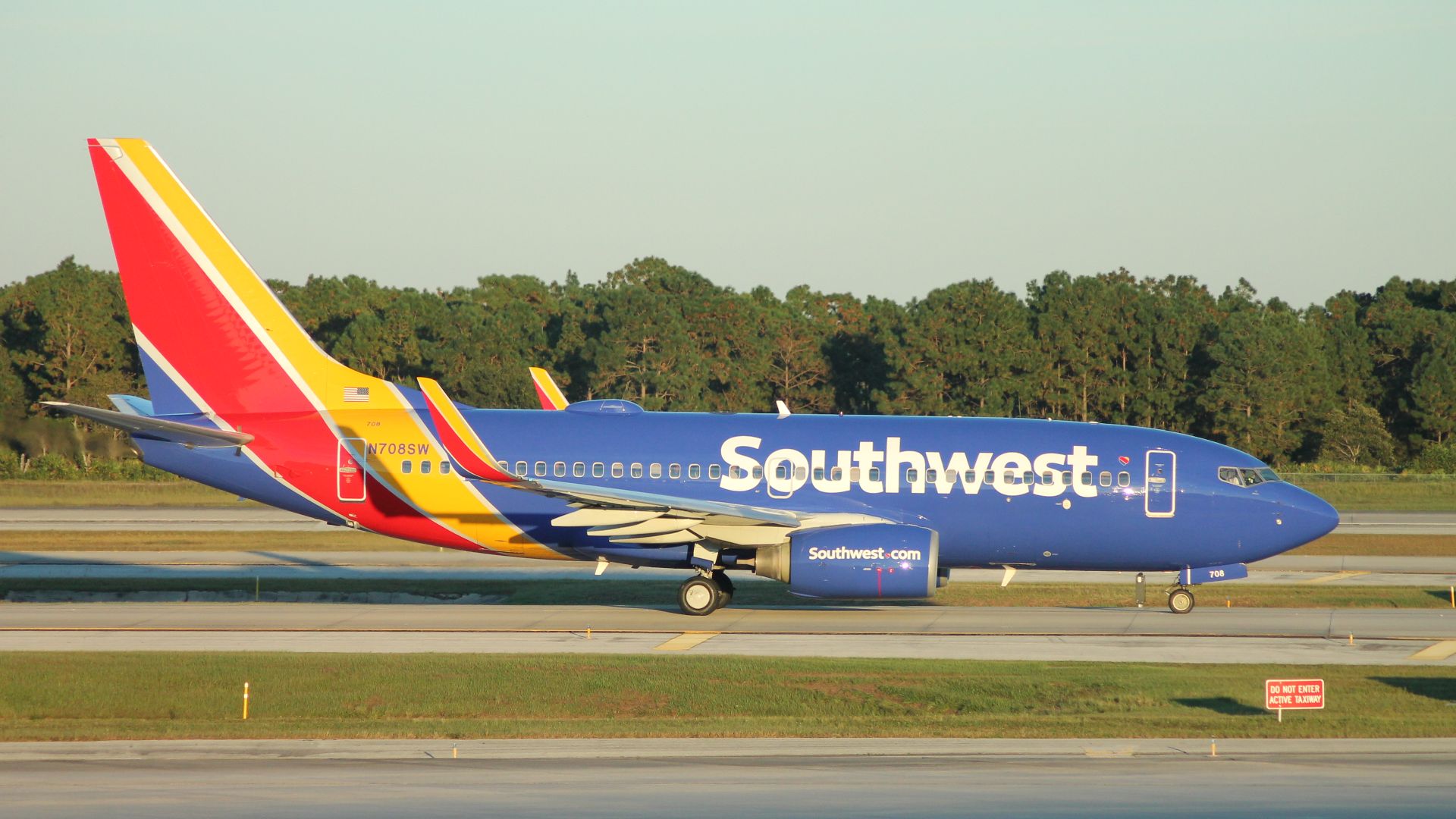 File:Southwest Airlines Boeing 737-700 (2014 livery).jpg