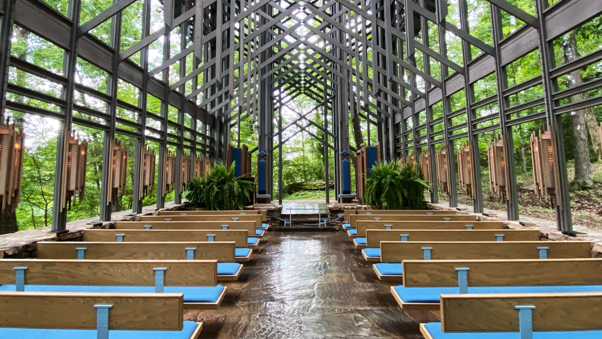 File:Thorncrown Chapel interior.jpg