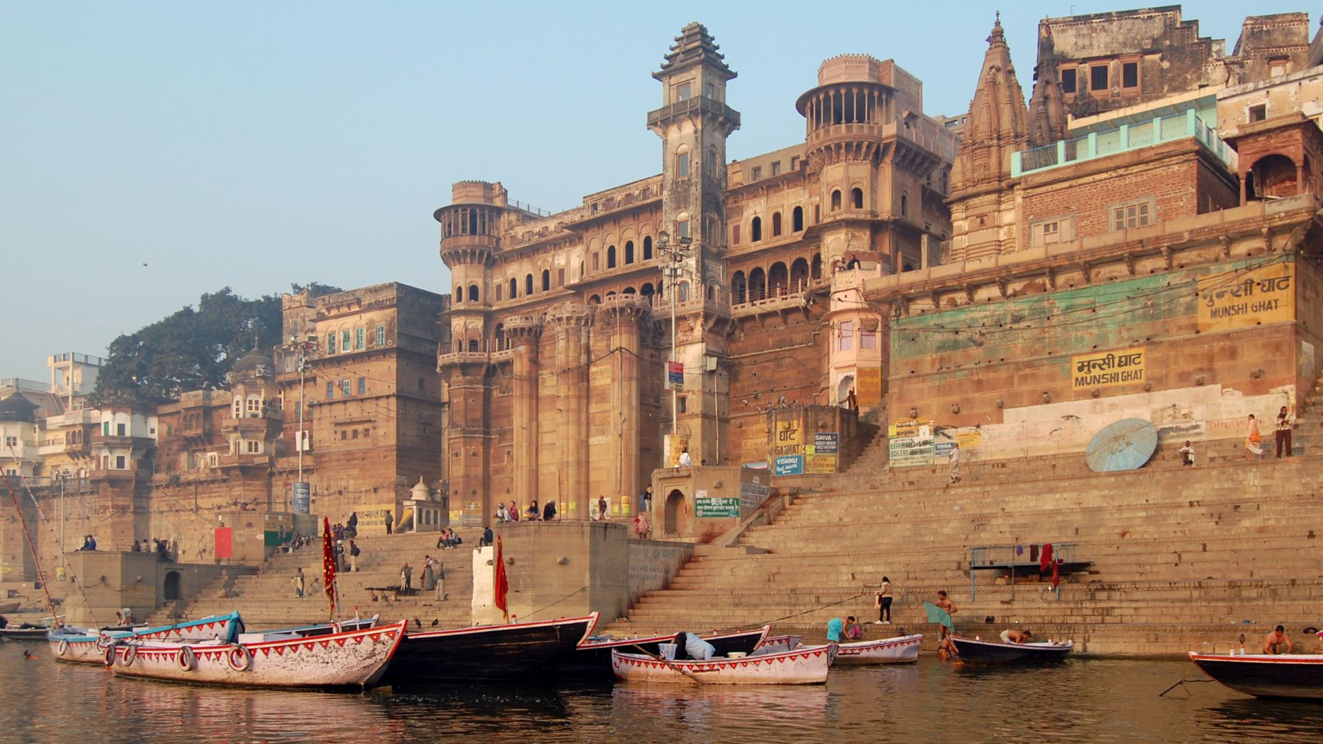 File:Varanasi Munshi Ghat3.jpg