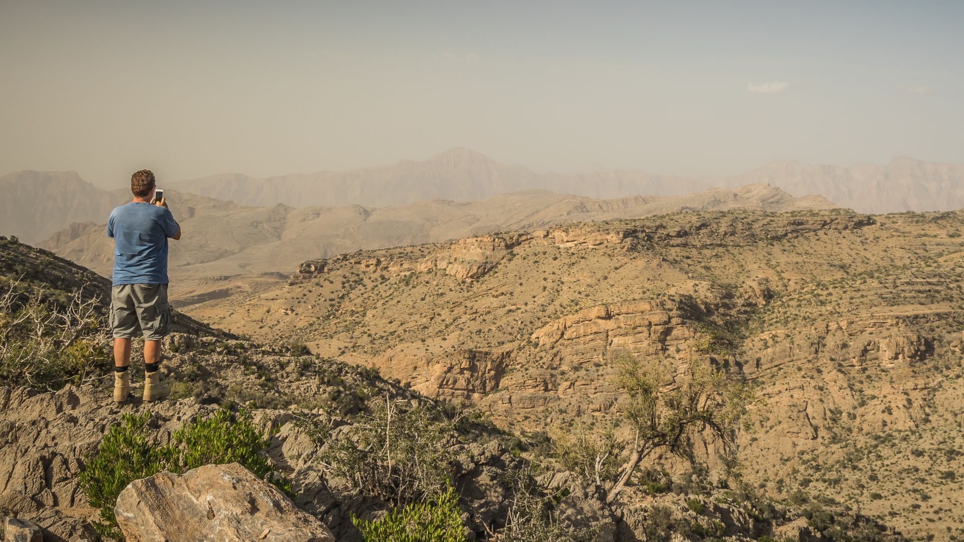 File:Hiking on the Jebel Akhdar, Oman (36235658843).jpg