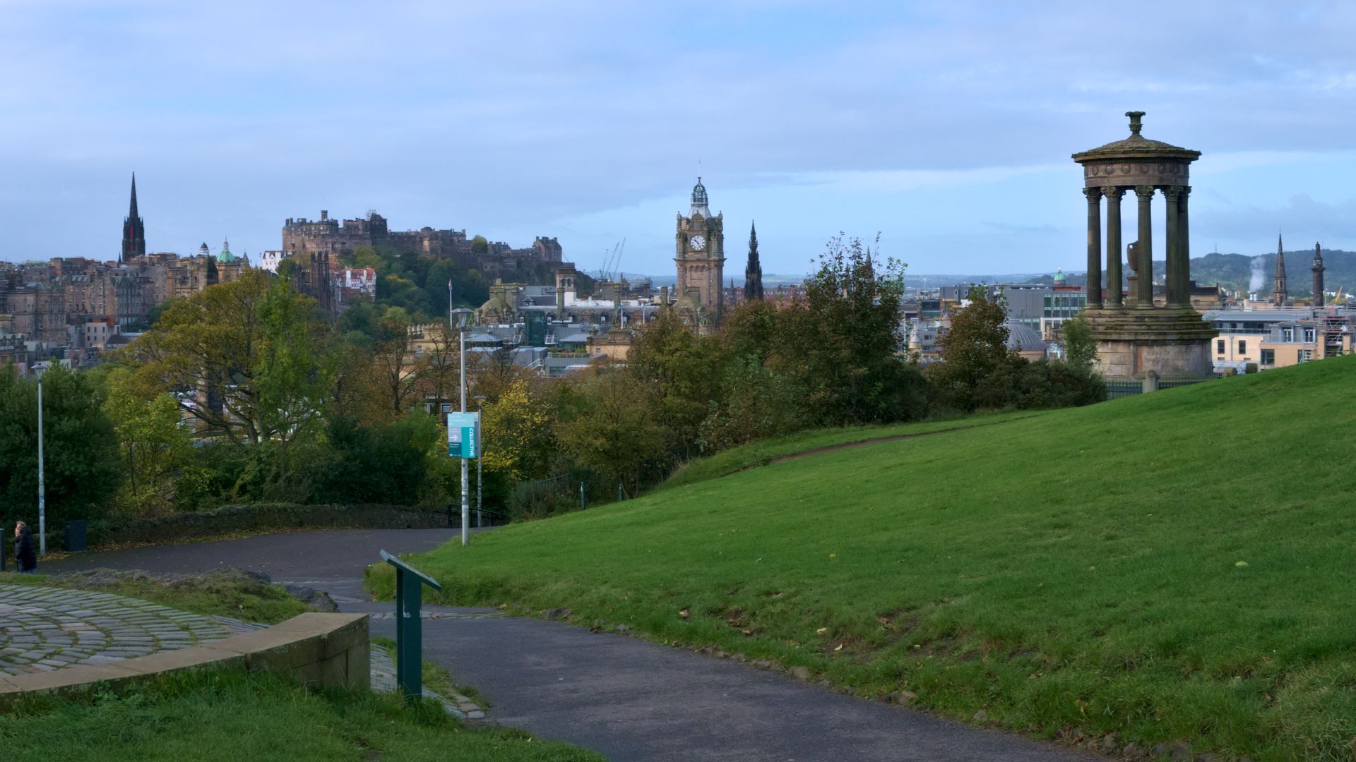 File:Edinburgh cannon and old town 20211020.jpg