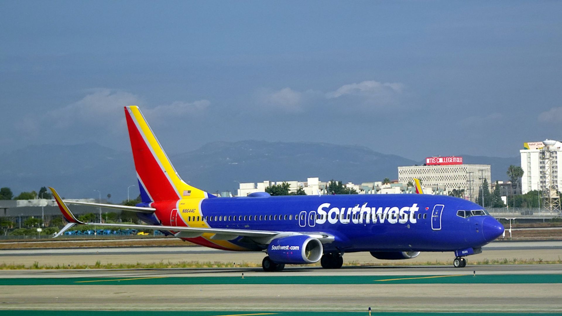 File:Southwest Airlines Boeing 737-800 at LAX N8644C.jpg